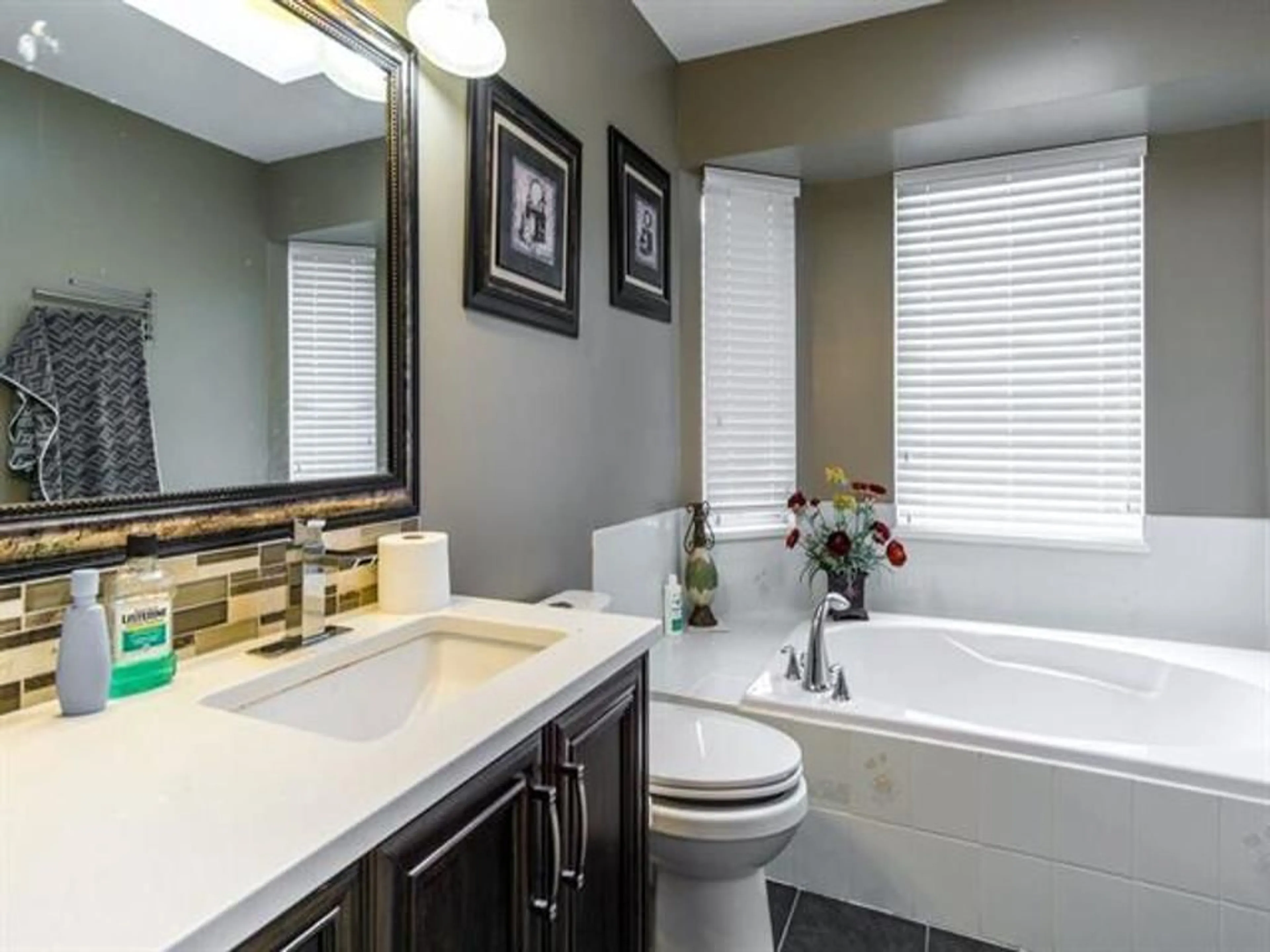 Contemporary bathroom, ceramic/tile floor for 32350 GOLDEN AVENUE WEST, Abbotsford British Columbia V2T5A9