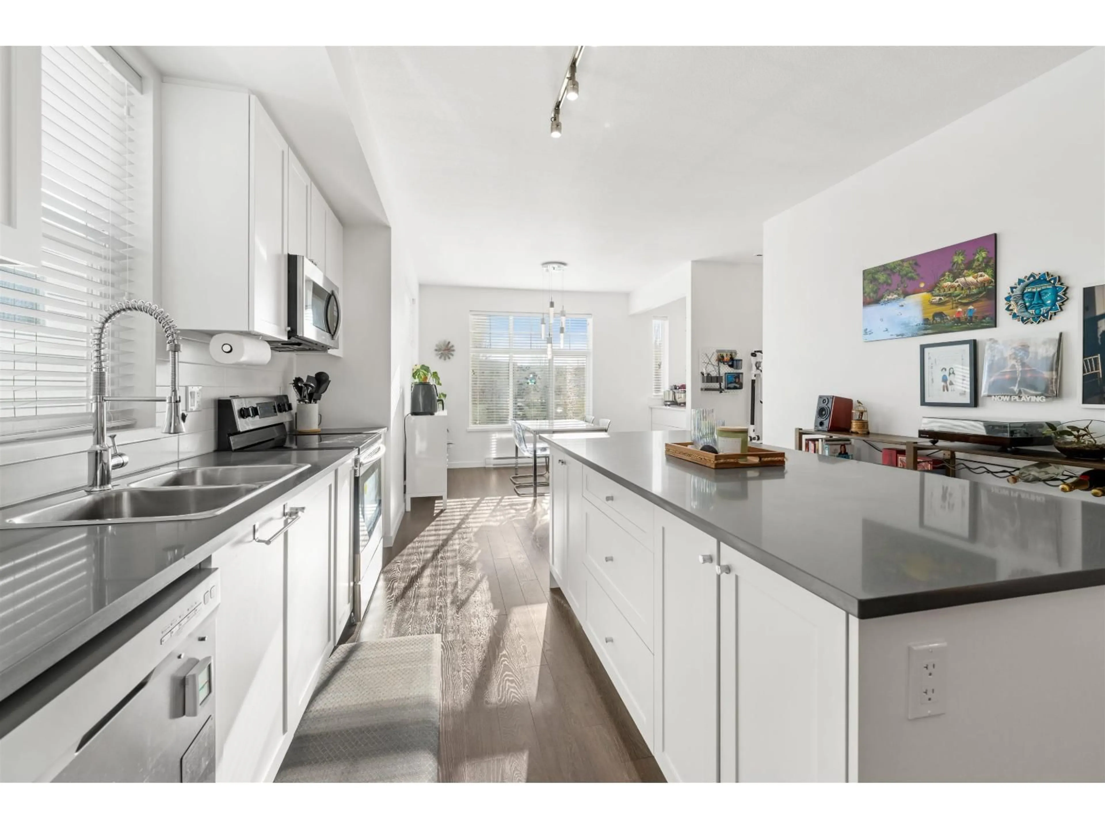 Open concept kitchen, ceramic/tile floor for 17 - 18681 68 AVENUE, Surrey British Columbia V4N5V1