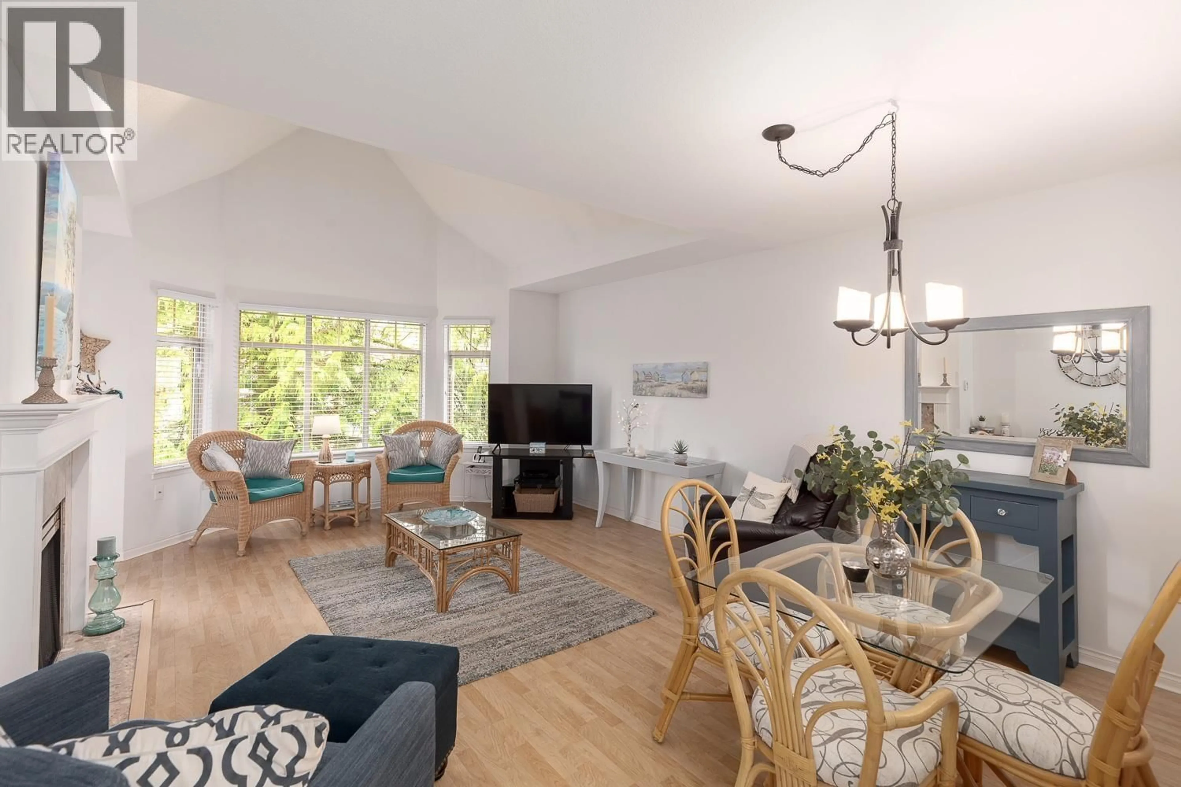 Living room with furniture, wood/laminate floor for 504 - 2059 CHESTERFIELD AVENUE, North Vancouver British Columbia V7M2P4