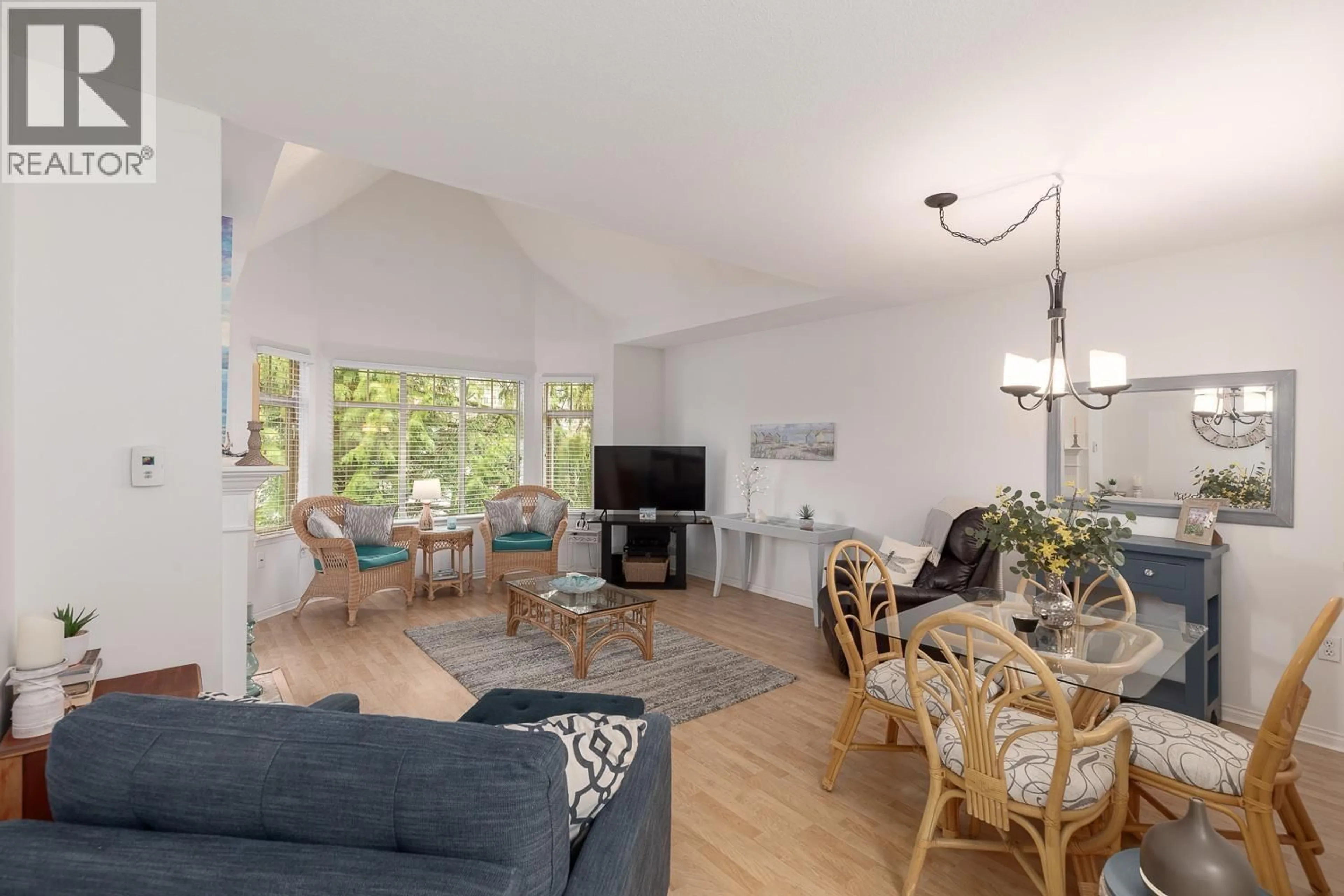 Living room with furniture, unknown for 504 - 2059 CHESTERFIELD AVENUE, North Vancouver British Columbia V7M2P4