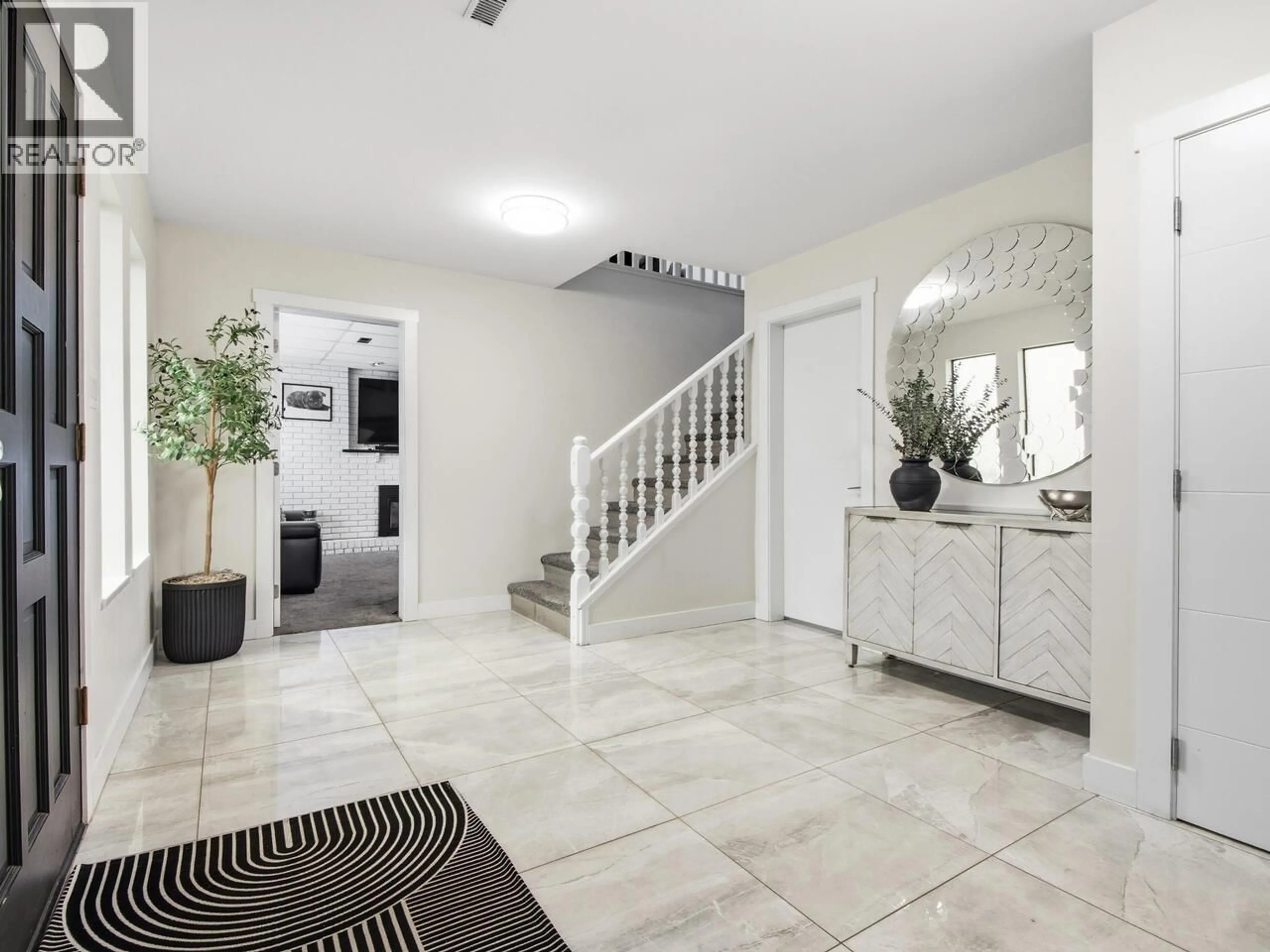 Indoor entryway for 7640 LAWRENCE DRIVE, Burnaby British Columbia V5A1T6