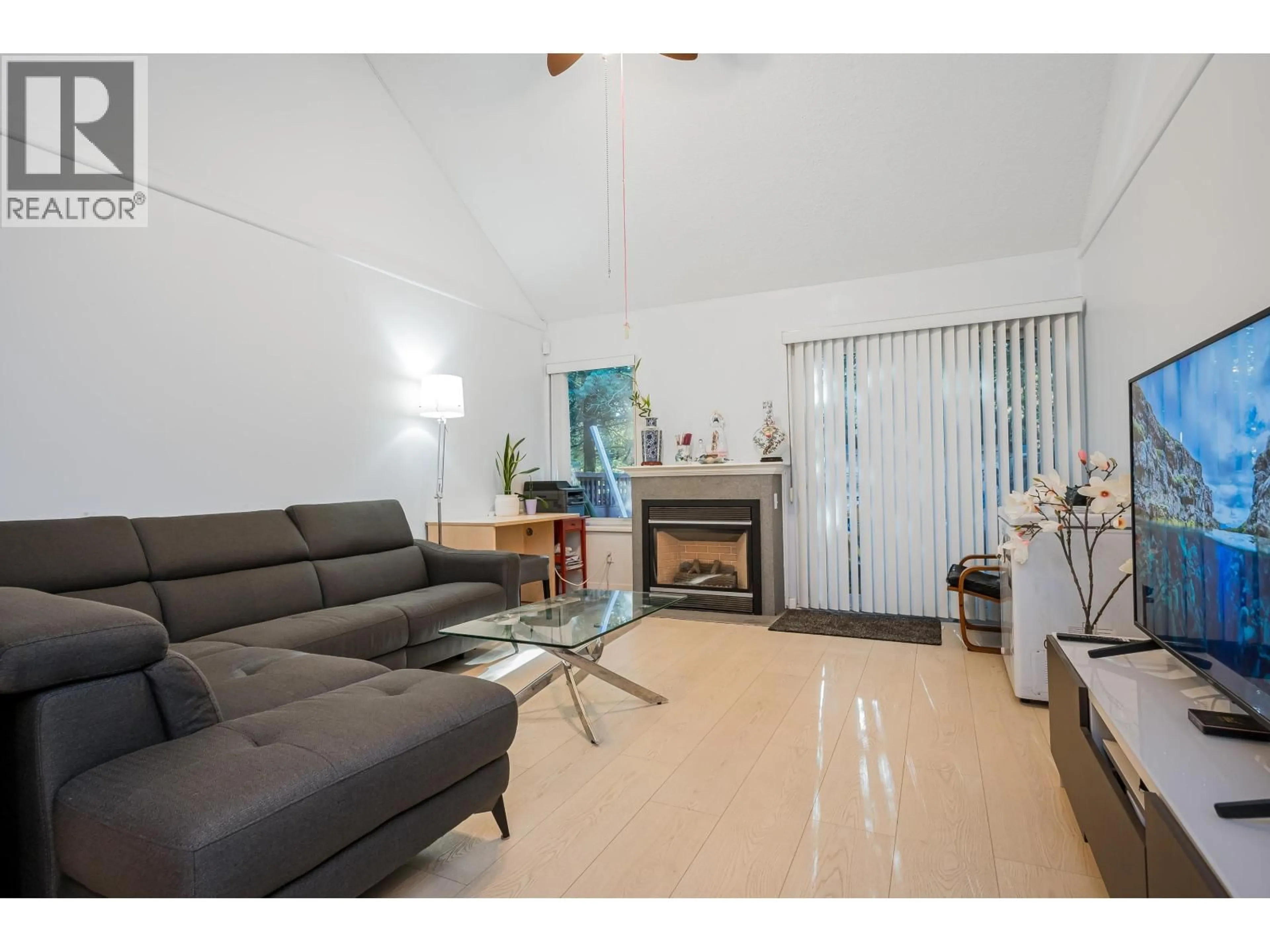 Living room with furniture, unknown for 4814 FERNGLEN DRIVE, Burnaby British Columbia V5G3V7