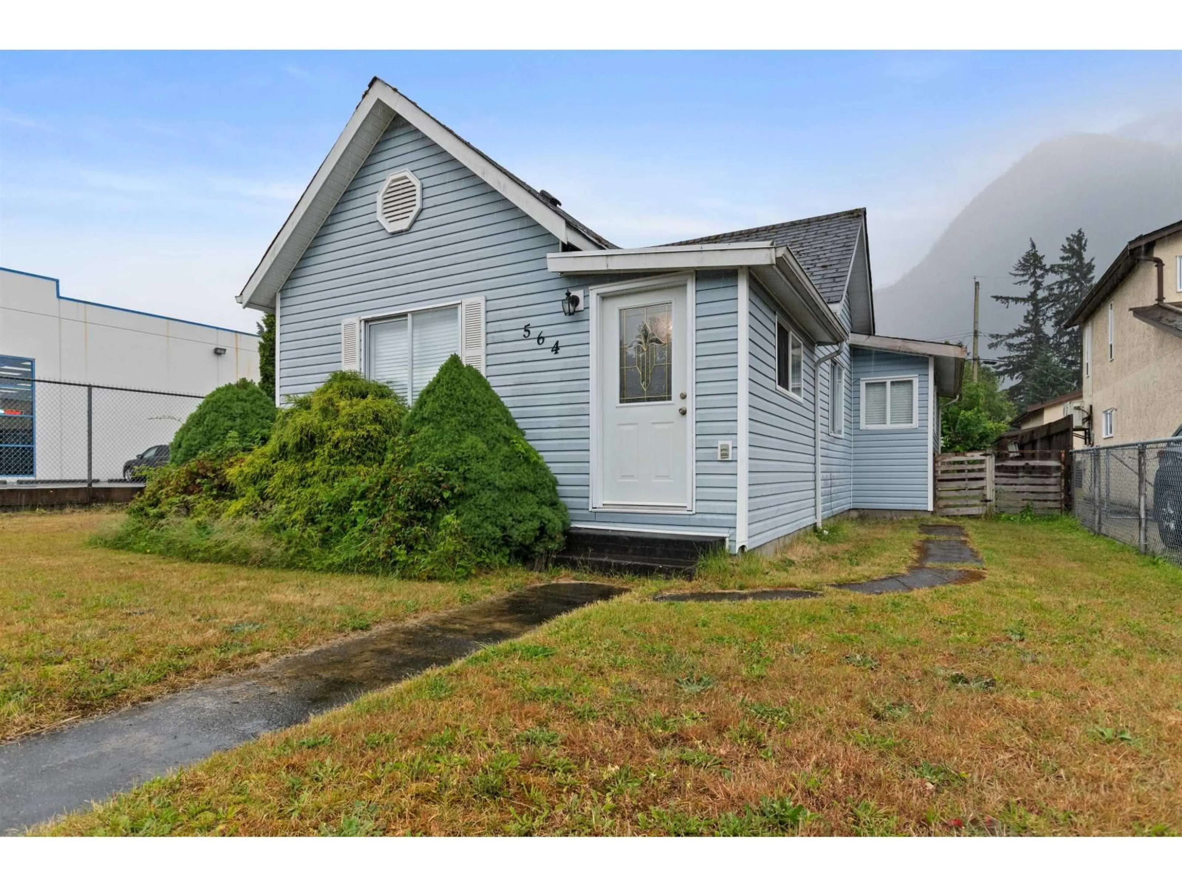 Home with vinyl exterior material, street for 564 WALLACE STREET, Hope British Columbia V0X1L0