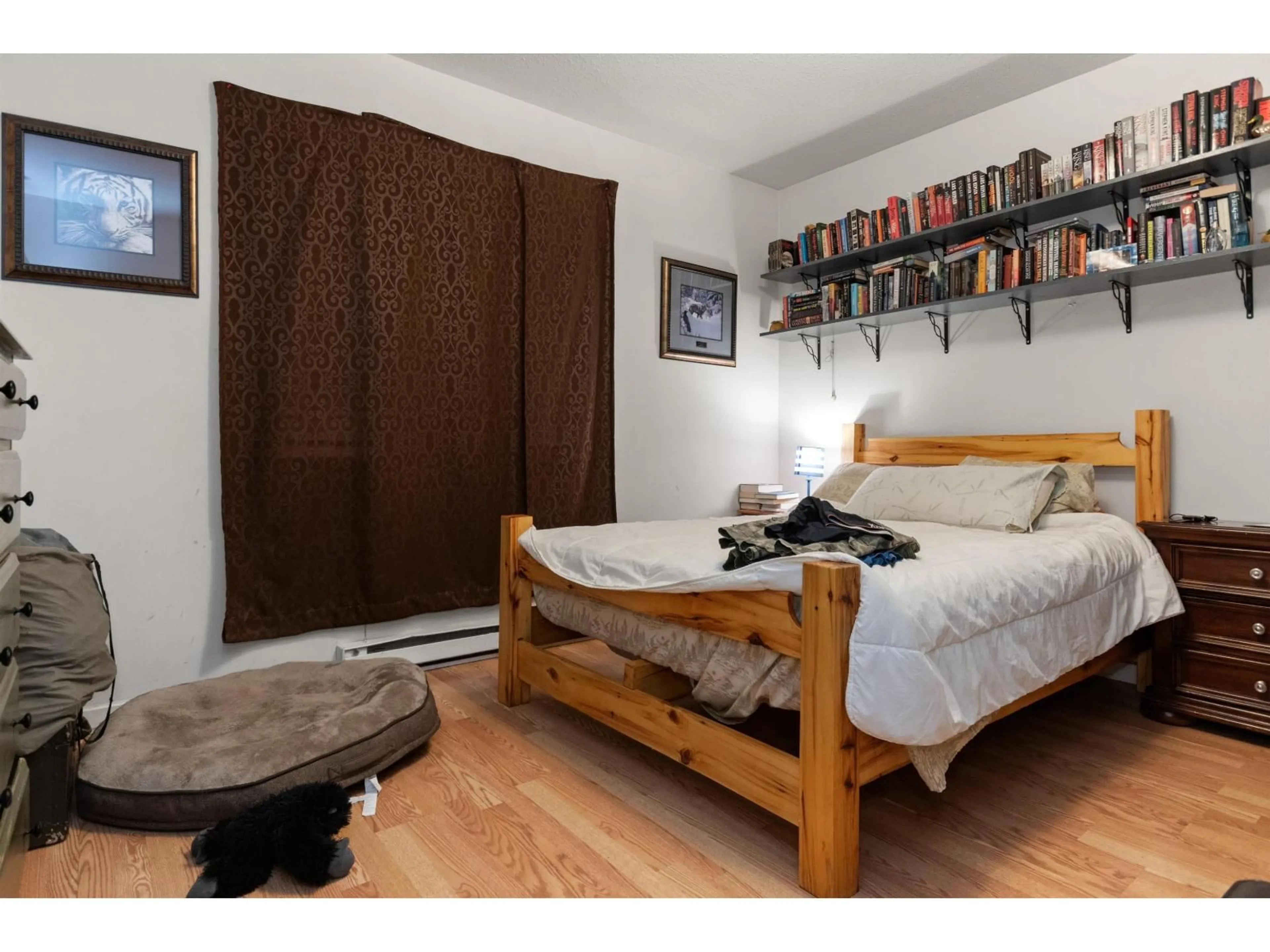 Bedroom with bed, wood/laminate floor for 564 WALLACE STREET, Hope British Columbia V0X1L0
