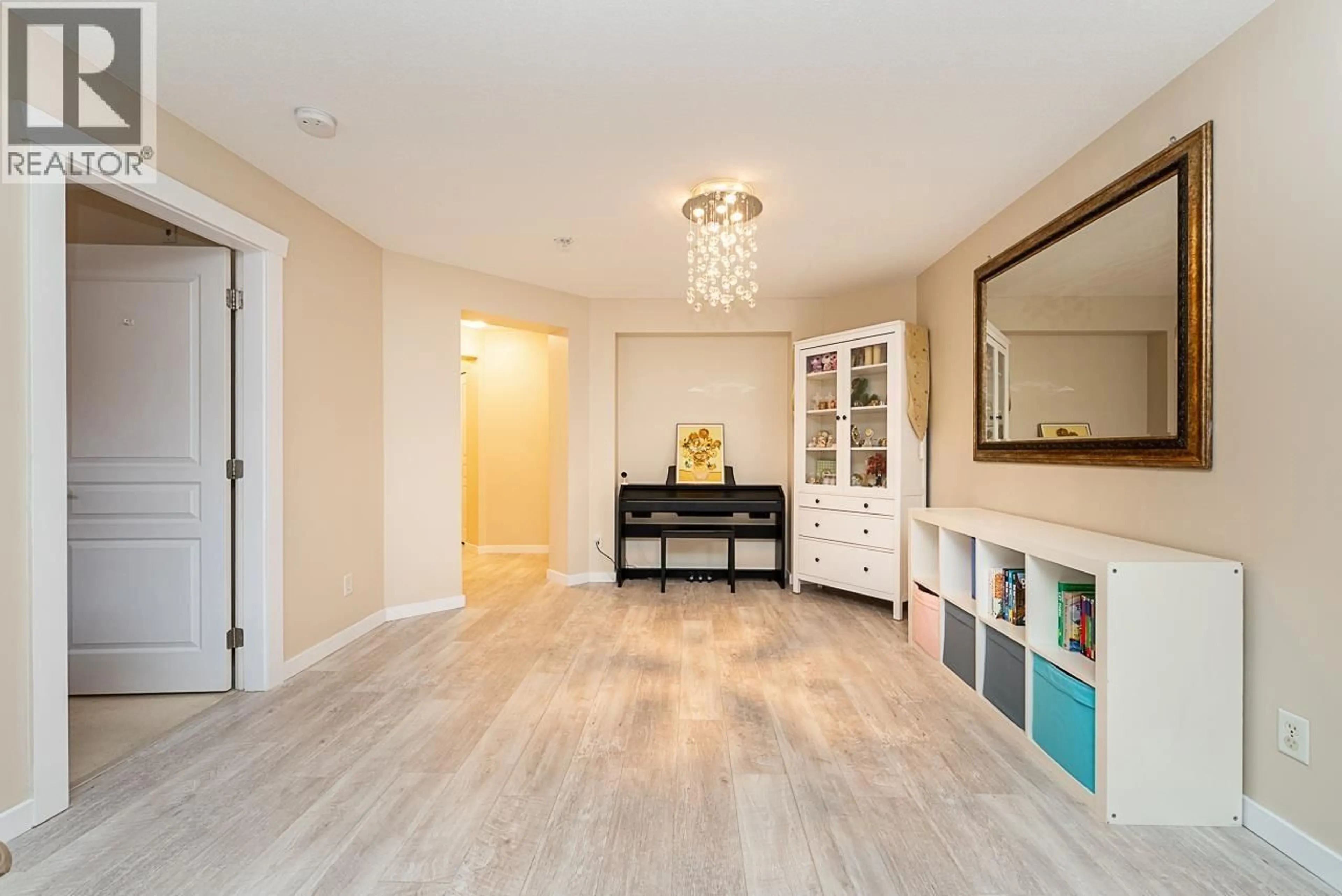 Indoor entryway for 413 - 2988 SILVER SPRINGS BOULEVARD, Coquitlam British Columbia V3E3R6