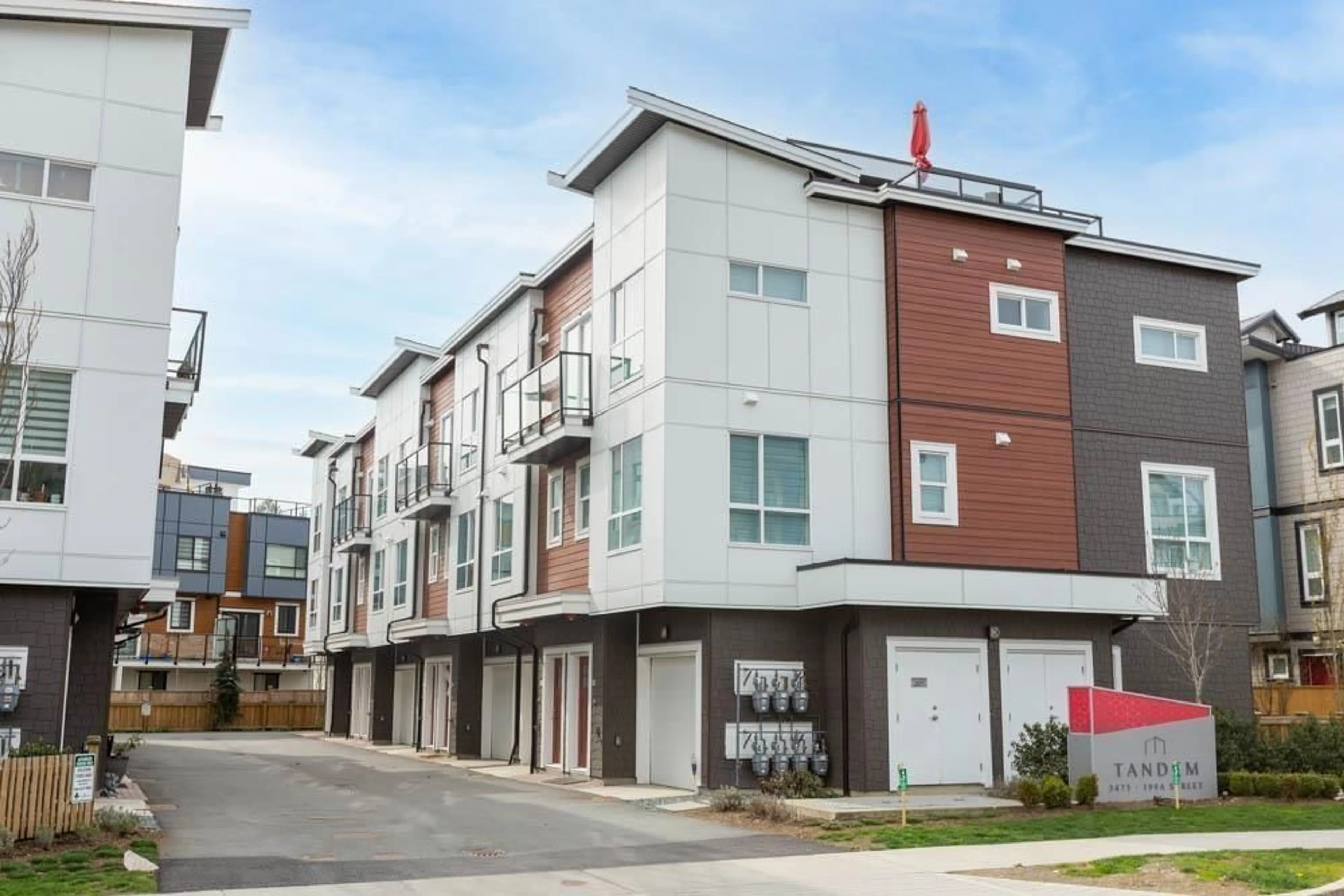 Home with vinyl exterior material, street for 1 - 5475 199A STREET, Langley British Columbia V3A1J7