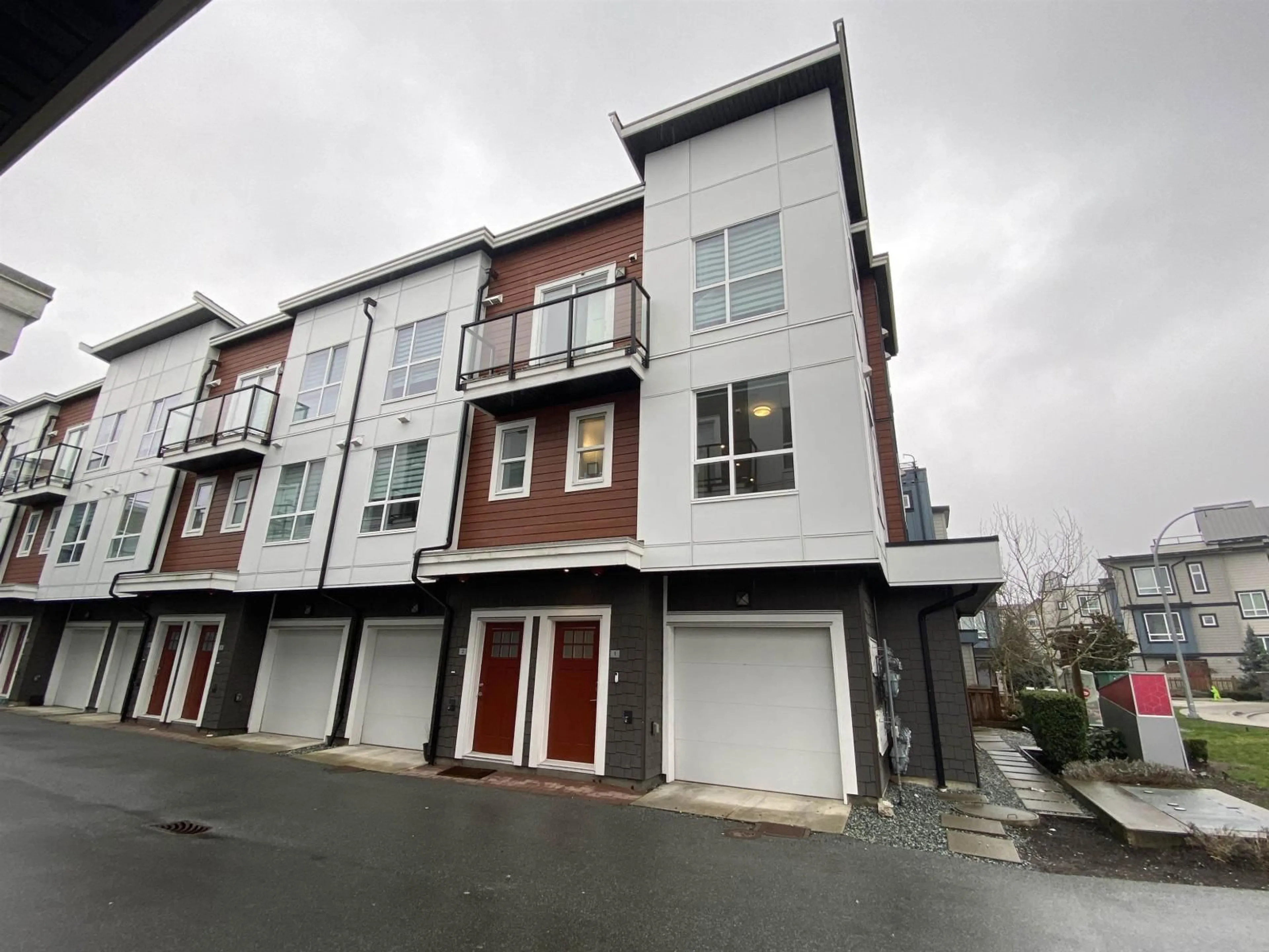 A pic from outside/outdoor area/front of a property/back of a property/a pic from drone, street for 1 - 5475 199A STREET, Langley British Columbia V3A1J7