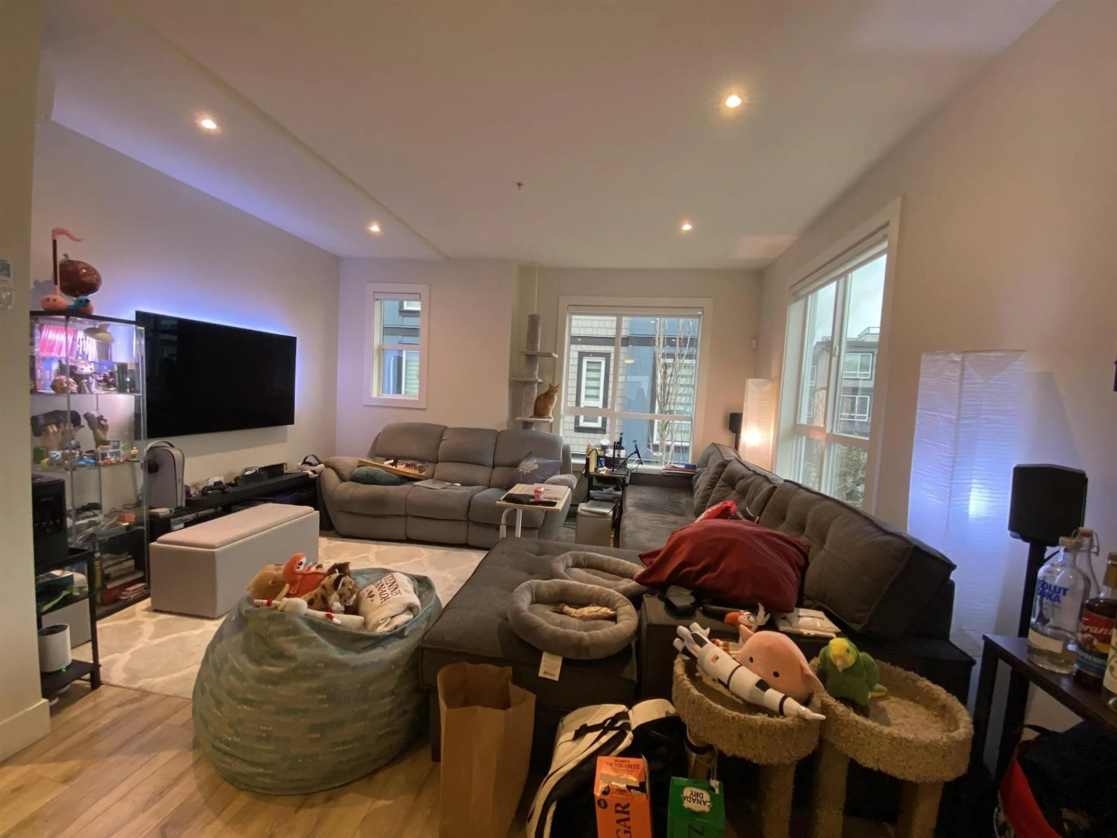 Living room with furniture, unknown for 1 - 5475 199A STREET, Langley British Columbia V3A1J7