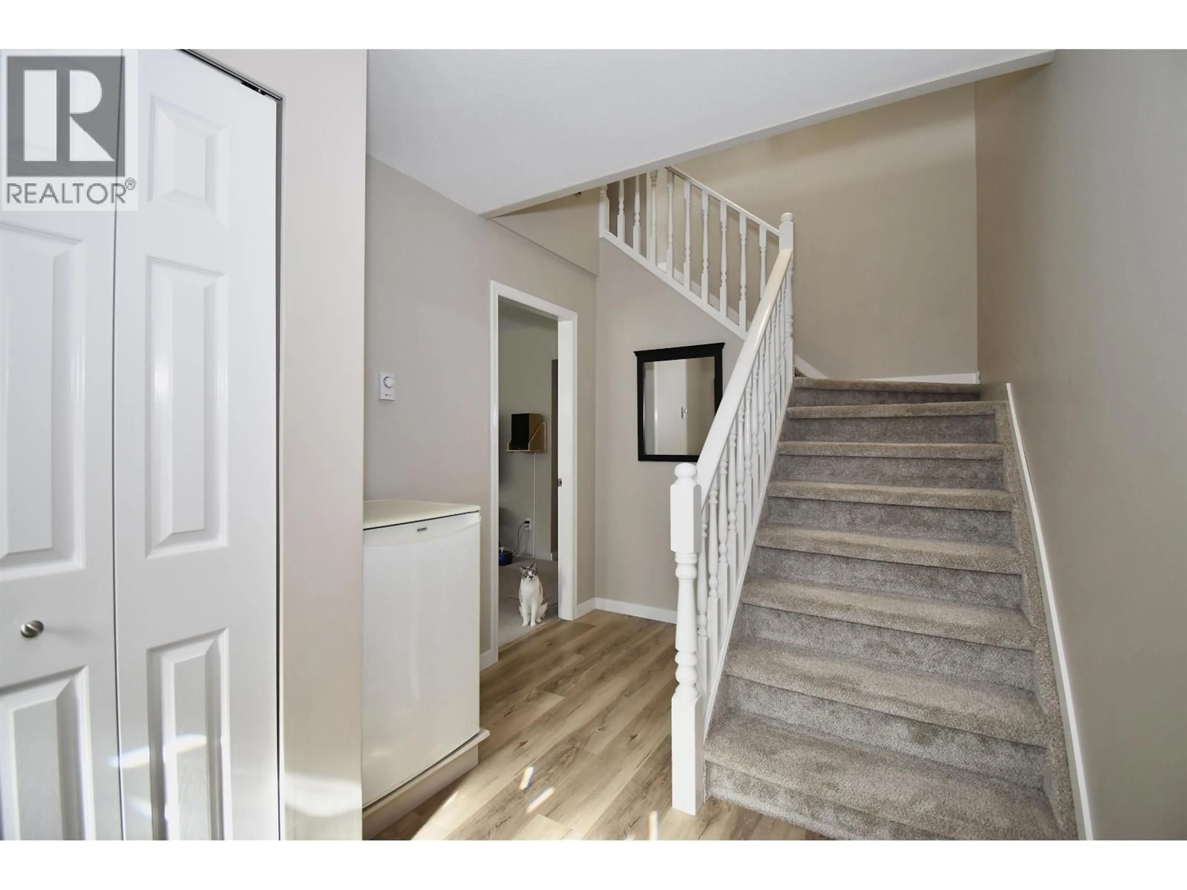 Indoor entryway for 8086 DOGWOOD DRIVE, Halfmoon Bay British Columbia V7Z1A8