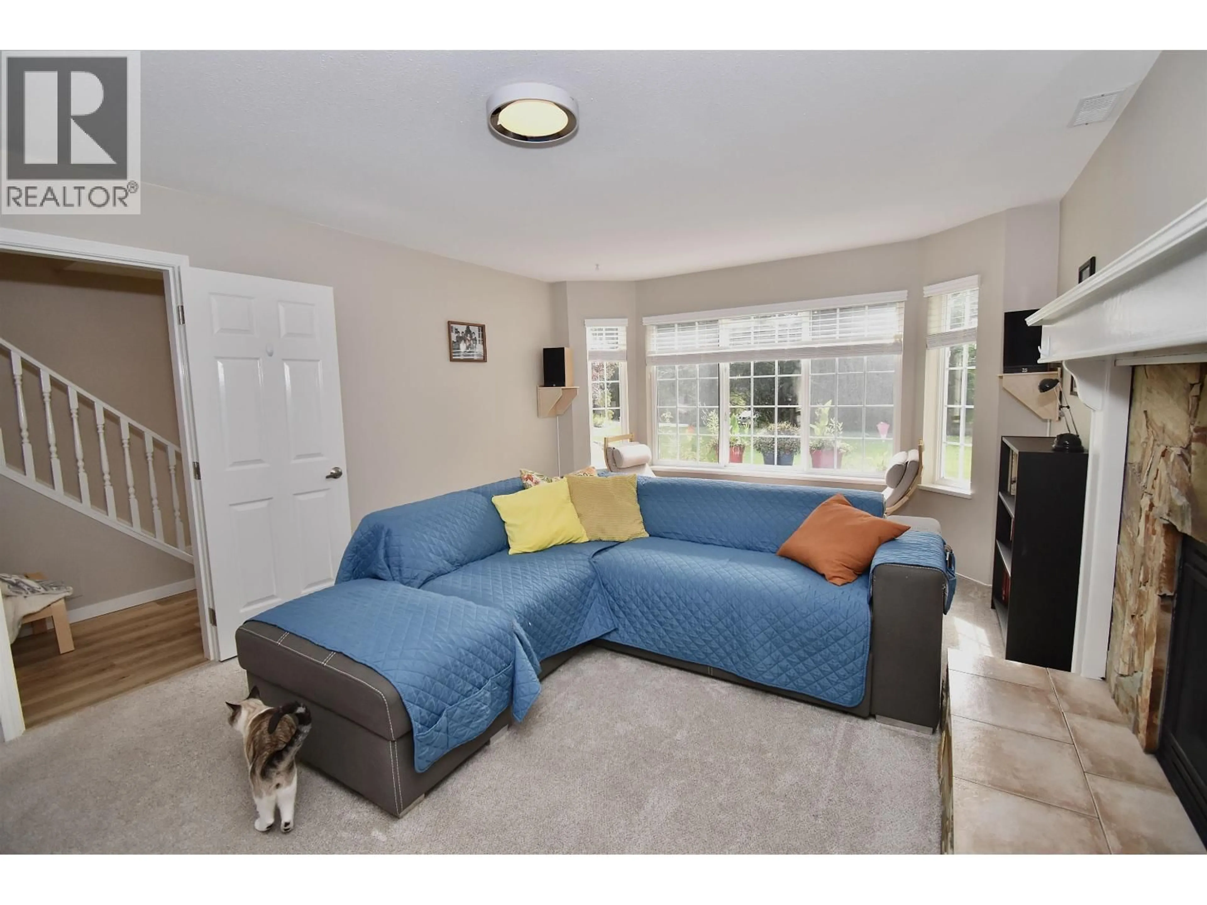 Living room with furniture, unknown for 8086 DOGWOOD DRIVE, Halfmoon Bay British Columbia V7Z1A8