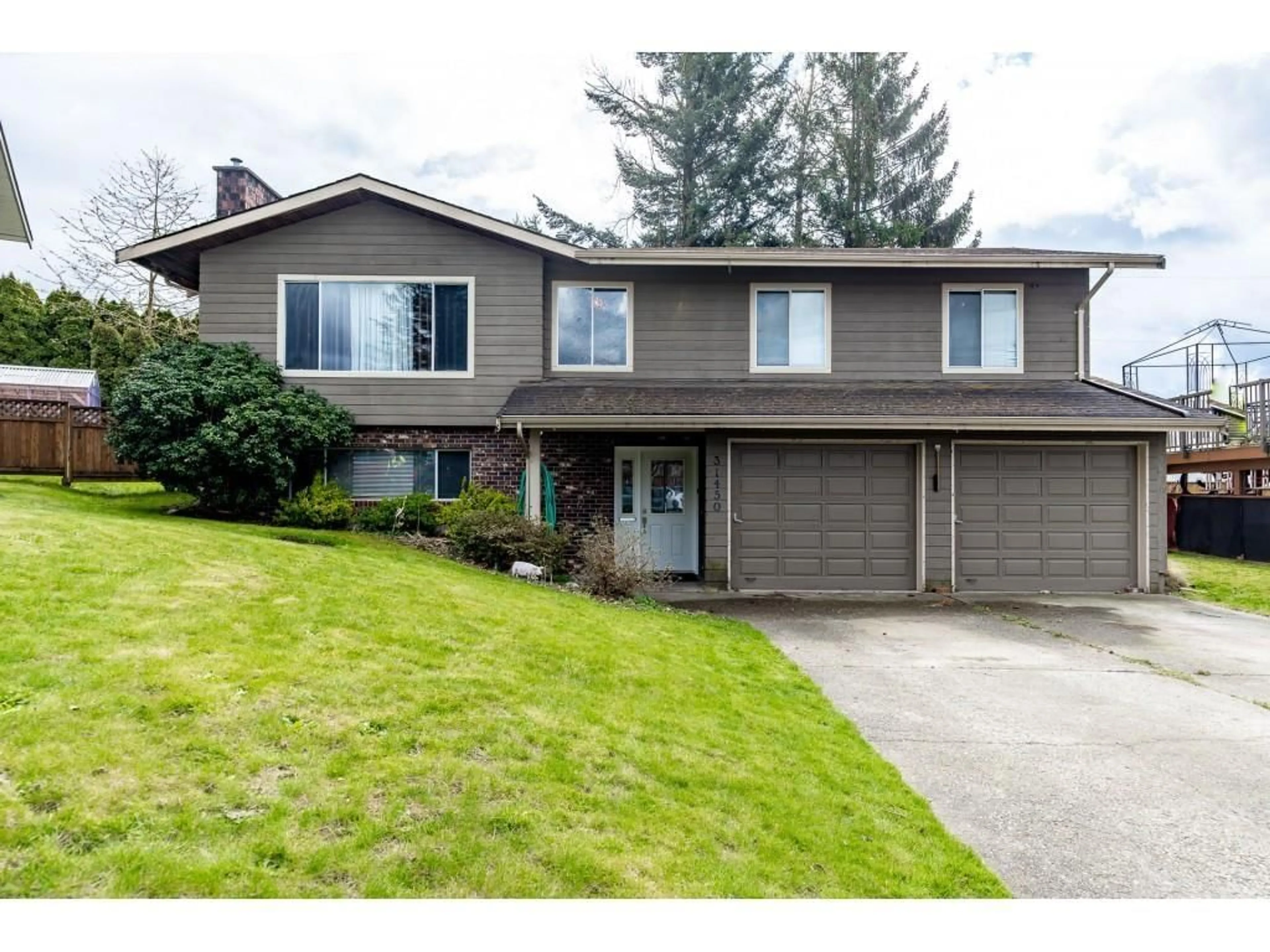 Home with vinyl exterior material, street for 31450 SPRINGHILL PLACE, Abbotsford British Columbia V2T4K1