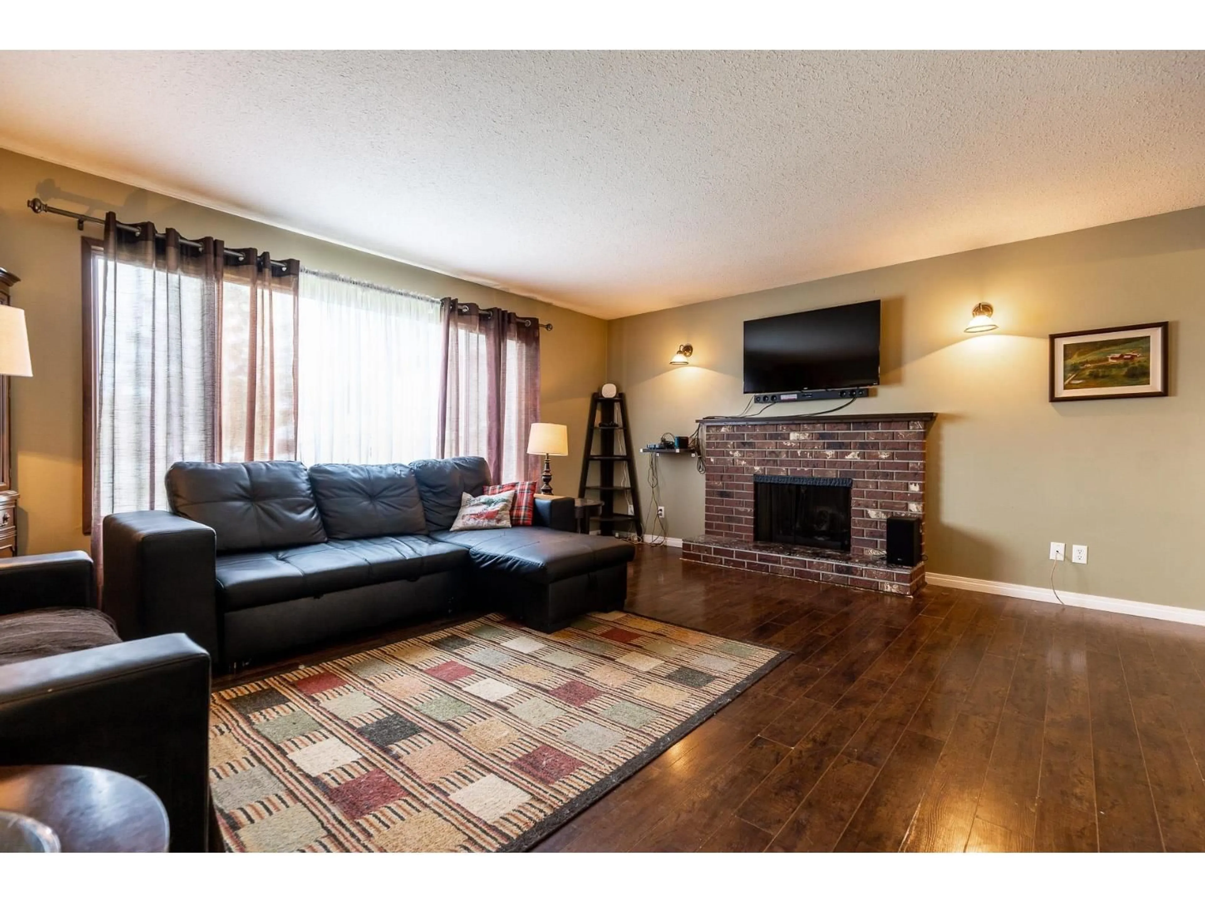 Living room with furniture, wood/laminate floor for 31450 SPRINGHILL PLACE, Abbotsford British Columbia V2T4K1