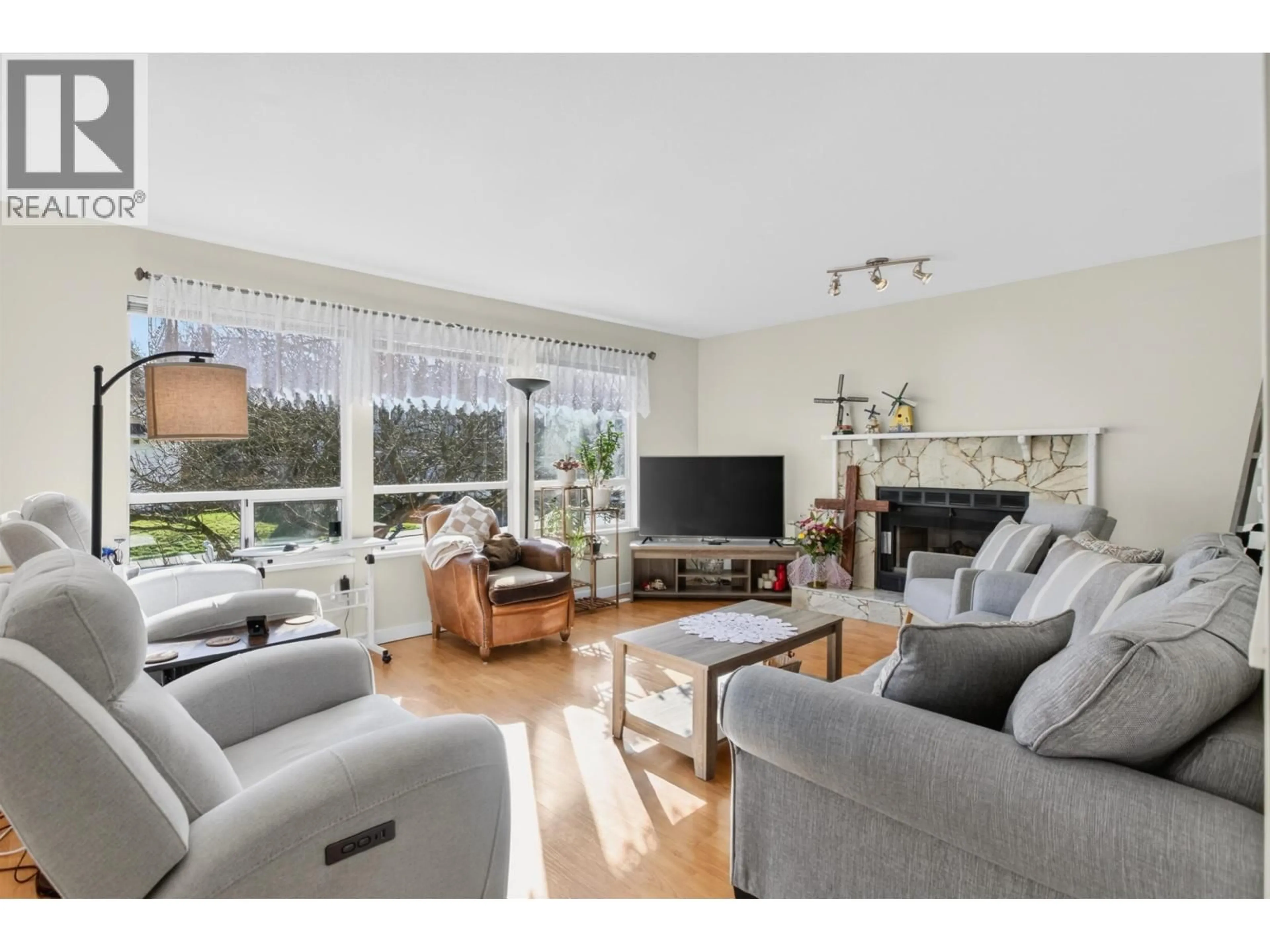 Living room with furniture, wood/laminate floor for 22475 STRENG AVENUE, Maple Ridge British Columbia V2X0B2