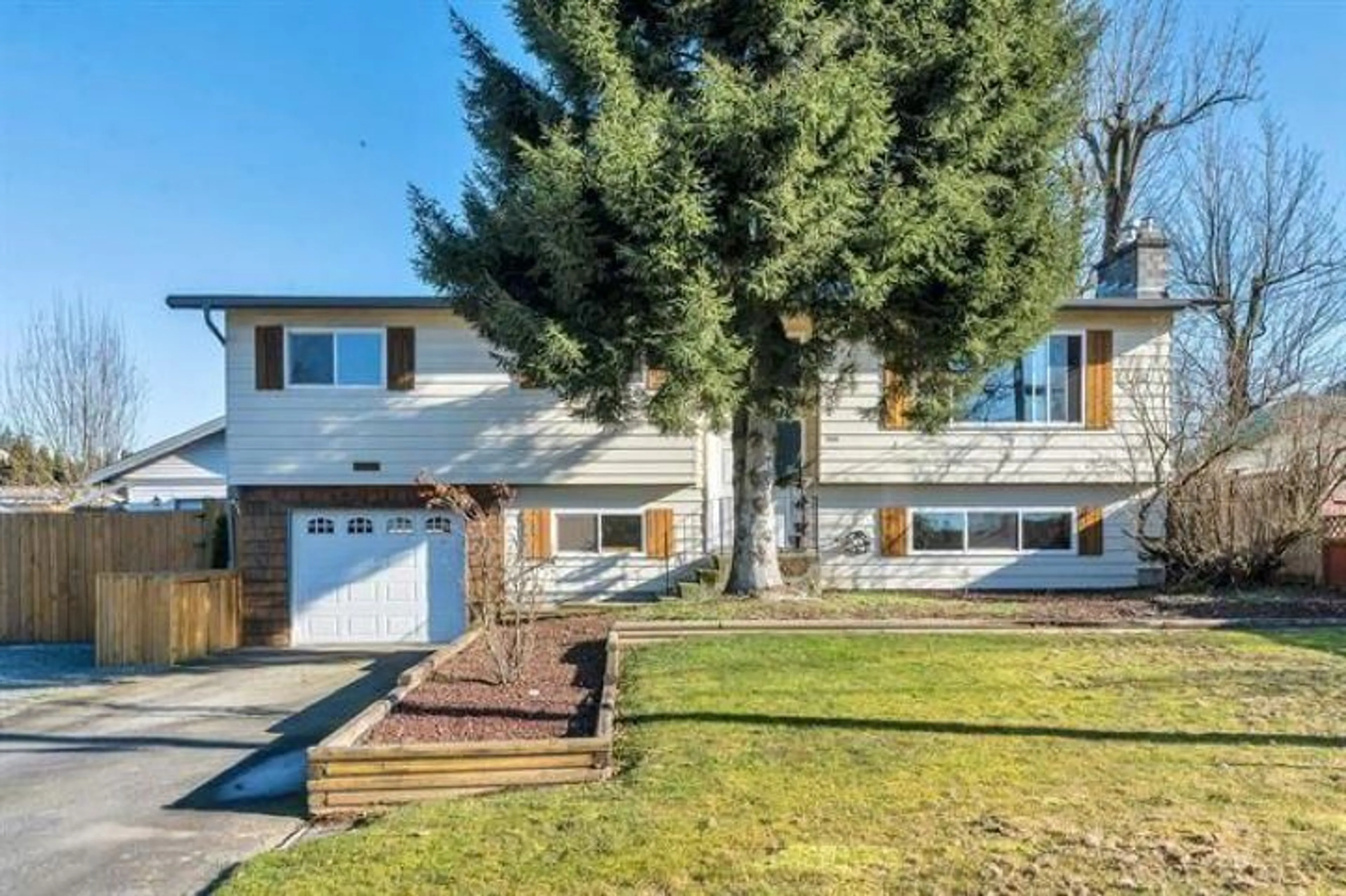 Home with vinyl exterior material, street for 2096 MARTENS STREET, Abbotsford British Columbia V2S5W6