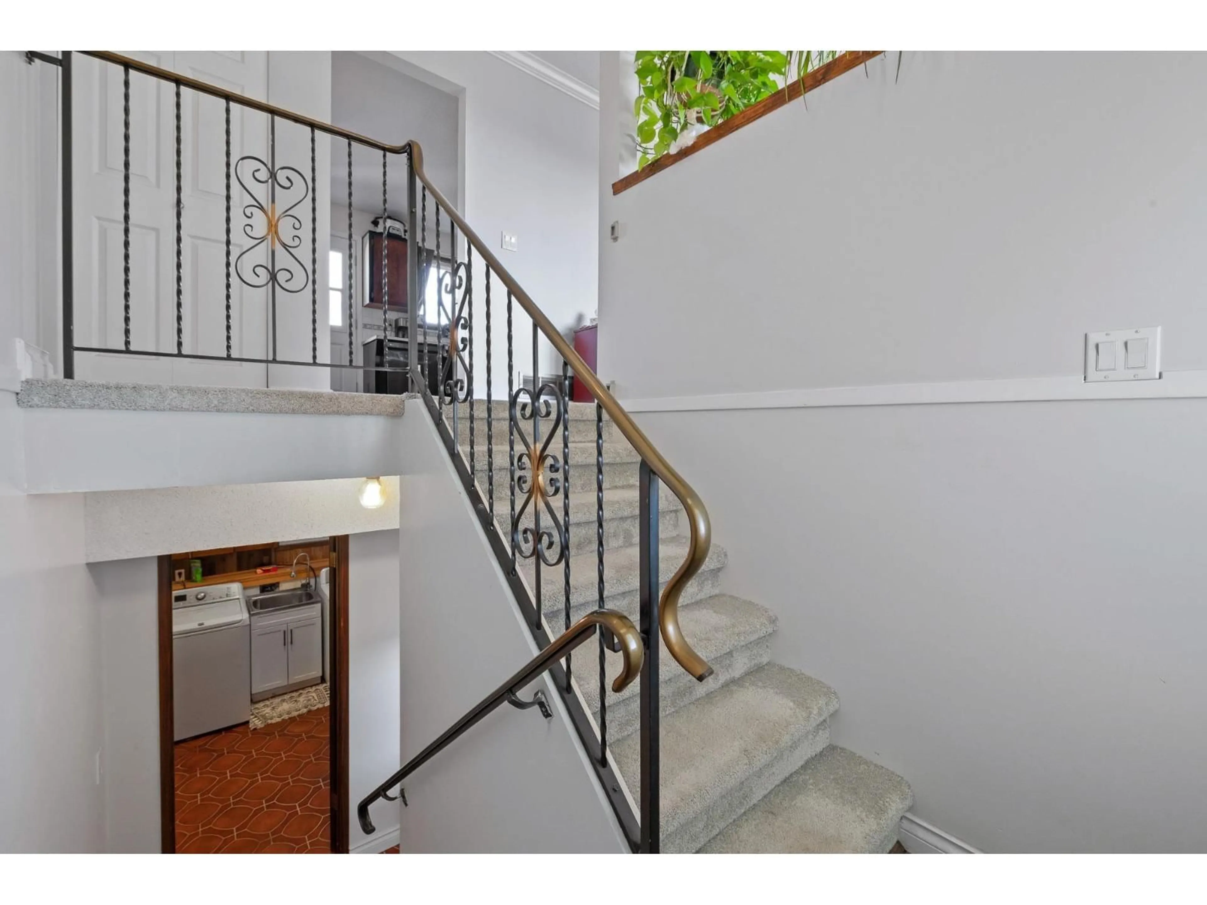 Indoor foyer for 2096 MARTENS STREET, Abbotsford British Columbia V2S5W6