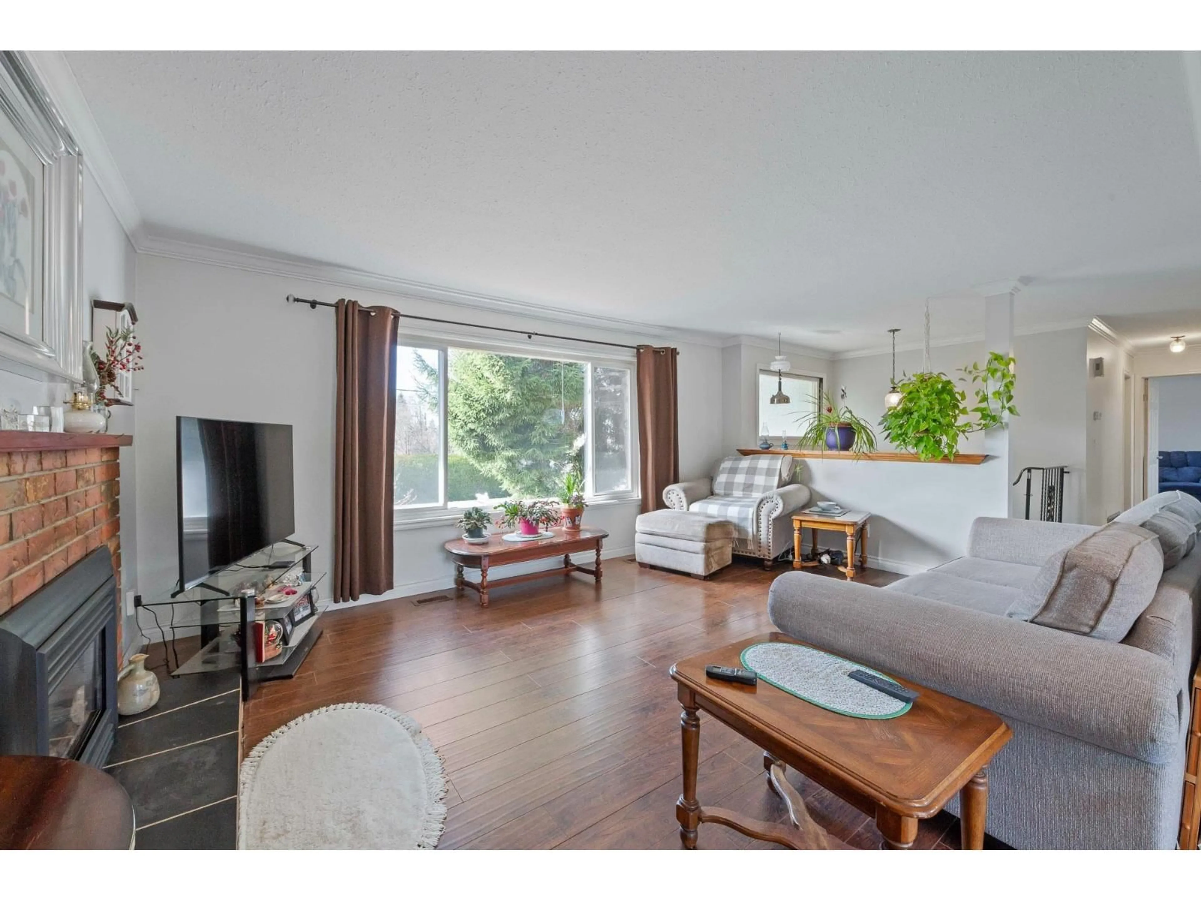Living room with furniture, wood/laminate floor for 2096 MARTENS STREET, Abbotsford British Columbia V2S5W6