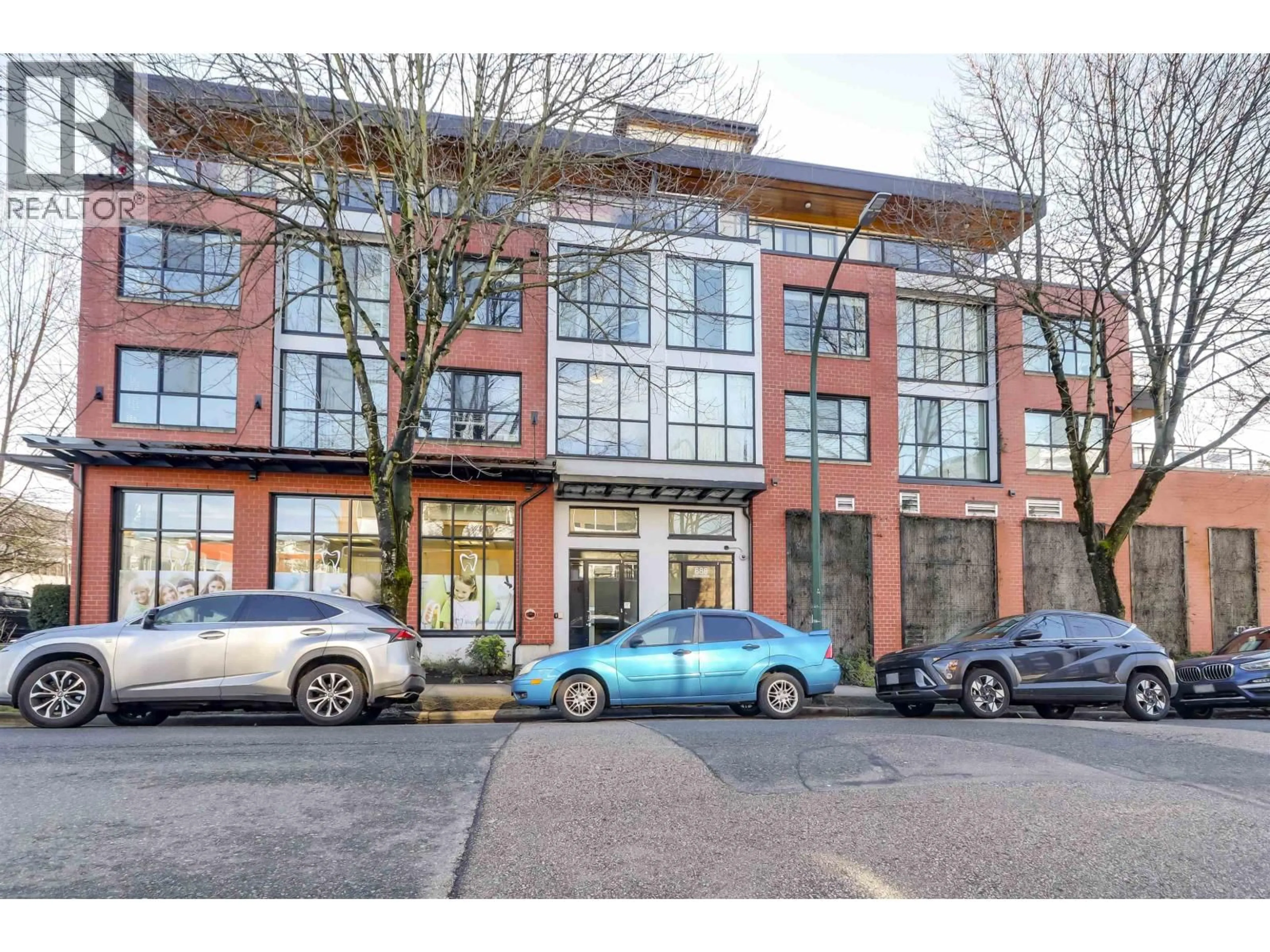 Indoor foyer for 403 - 688 18TH AVENUE, Vancouver British Columbia V5V1G4