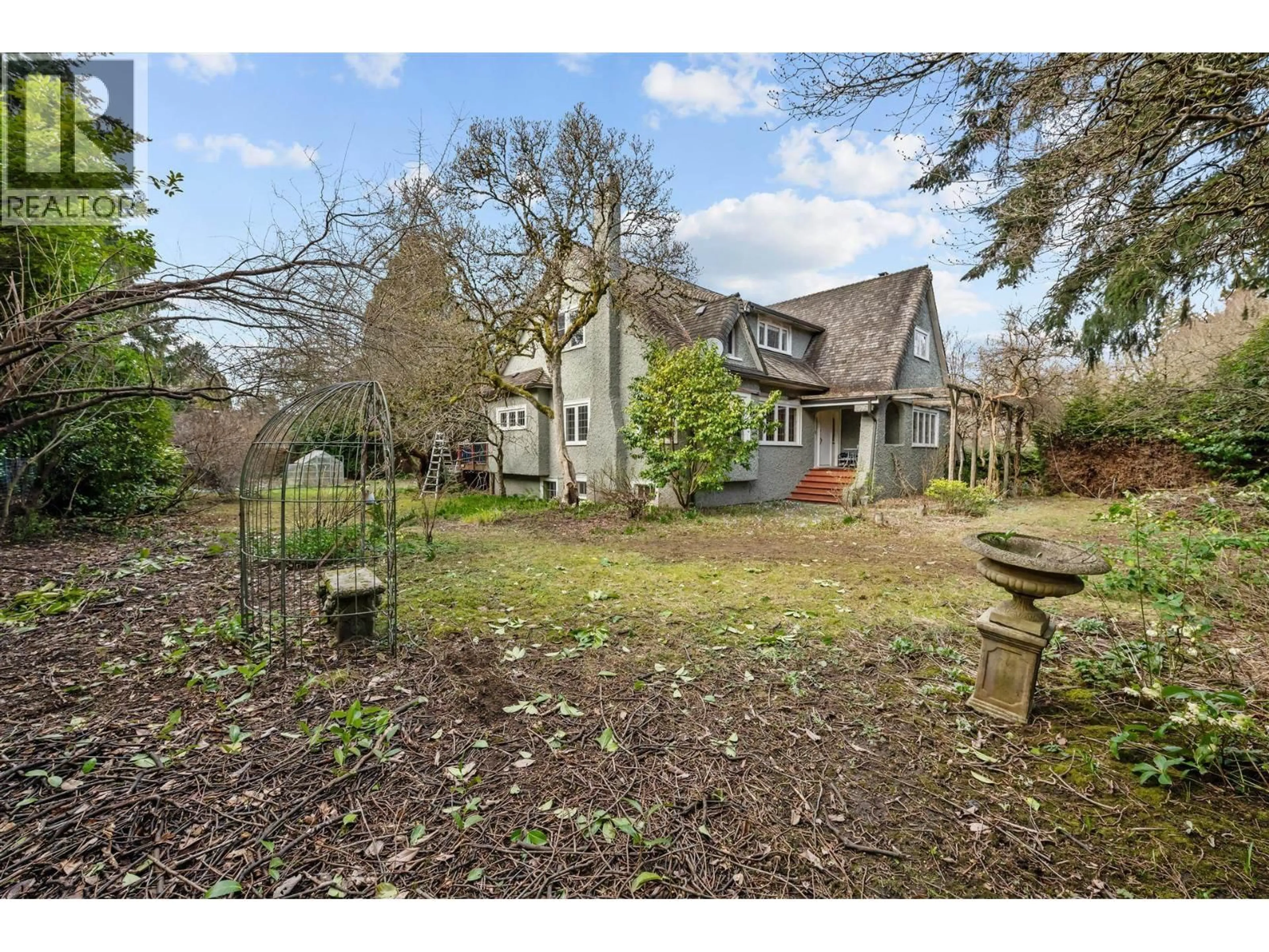 A pic from outside/outdoor area/front of a property/back of a property/a pic from drone, street for 3737 PINE CRESCENT, Vancouver British Columbia V6J4K4