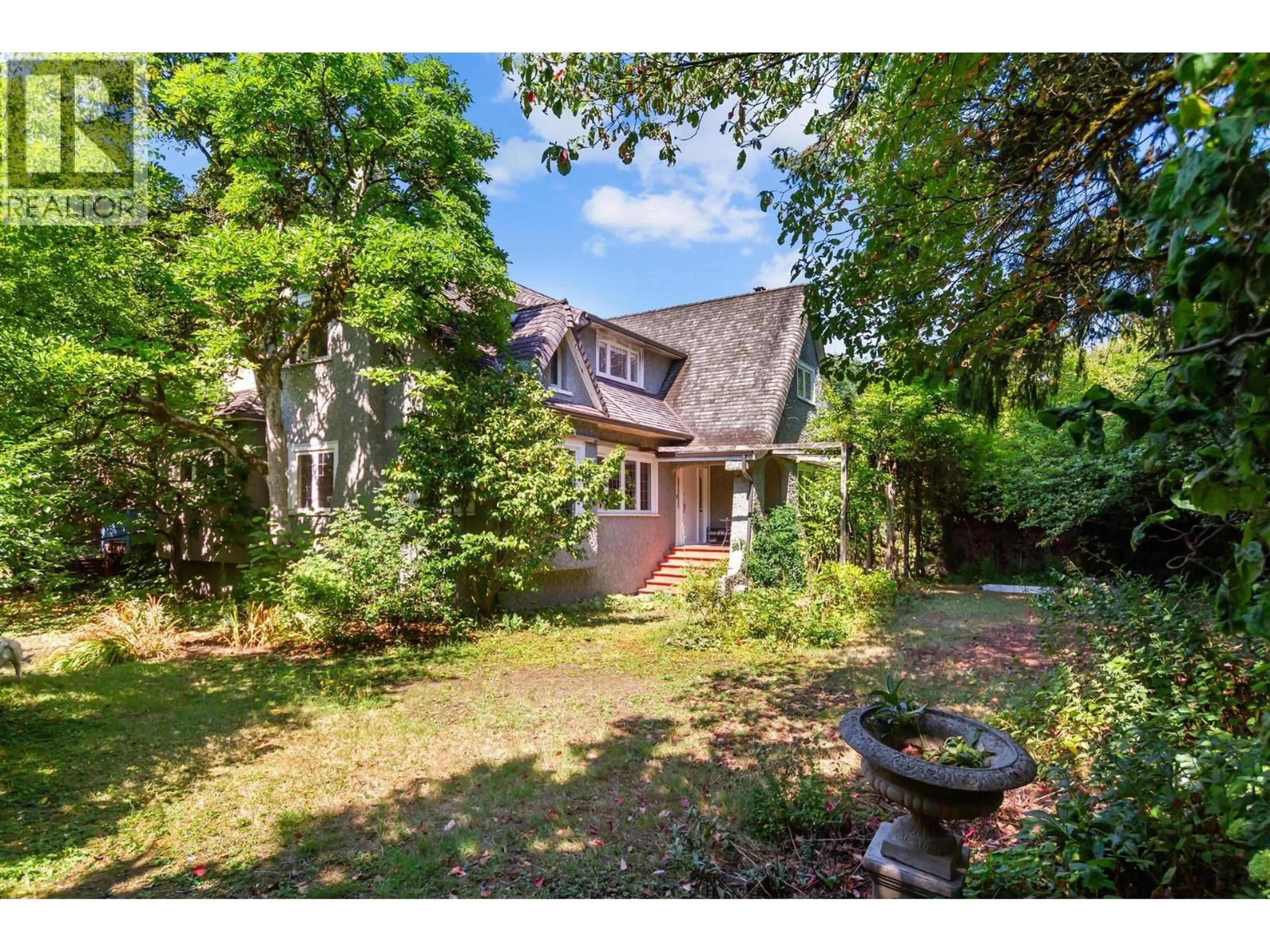 A pic from outside/outdoor area/front of a property/back of a property/a pic from drone, street for 3737 PINE CRESCENT, Vancouver British Columbia V6J4K4
