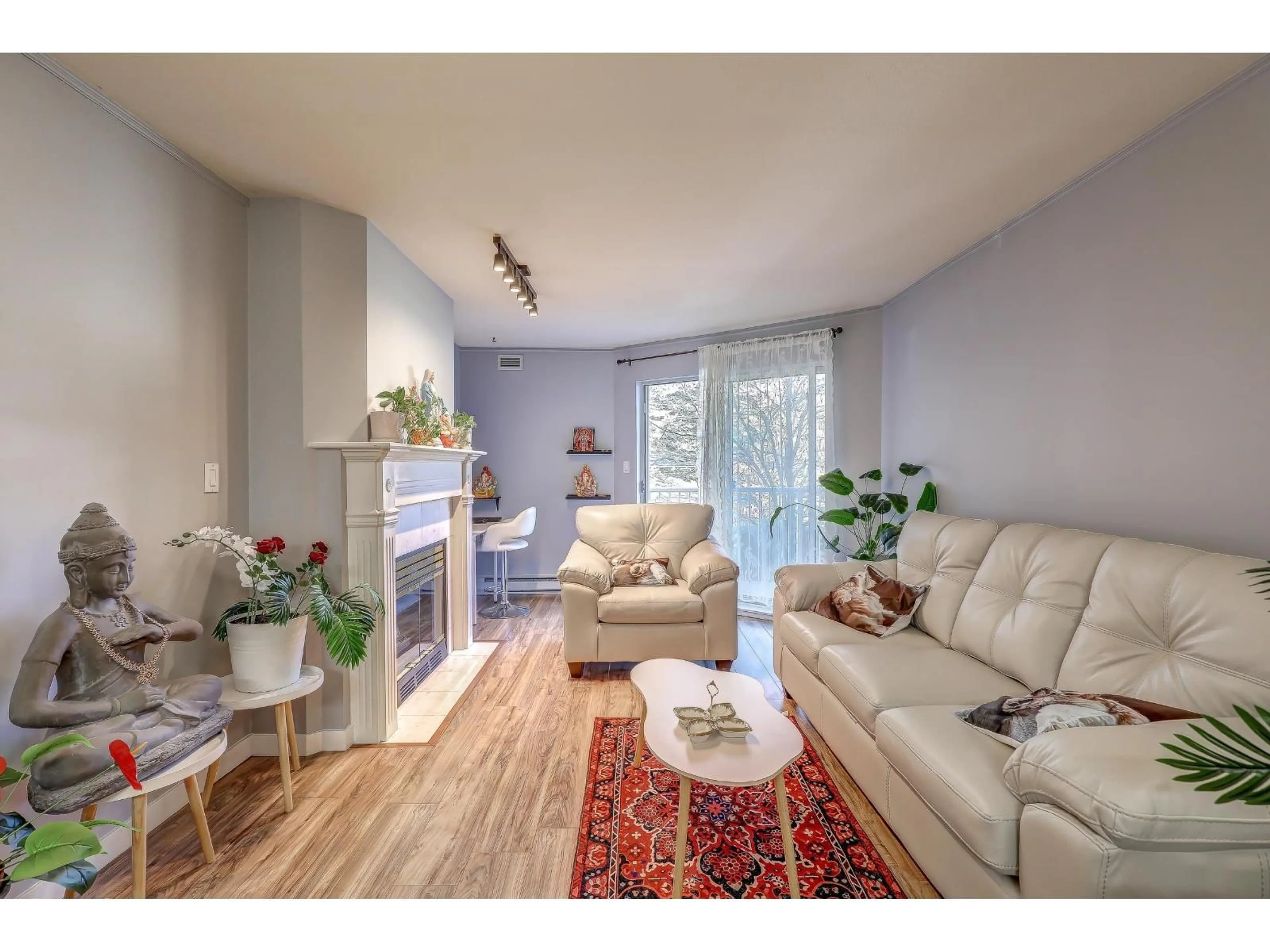 Living room with furniture, wood/laminate floor for 210 - 15110 108 AVENUE, Surrey British Columbia V3R0T6