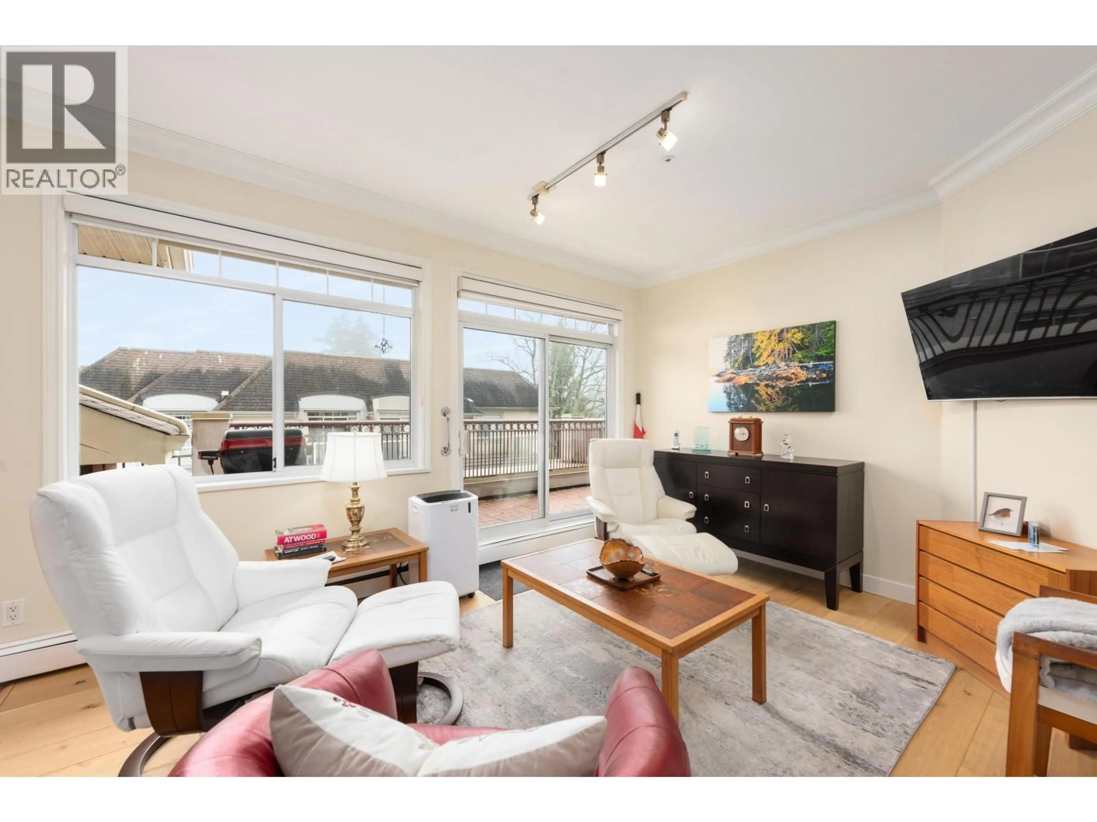 Living room with furniture, wood/laminate floor for 402 - 1300 HUNTER ROAD, Delta British Columbia V4L1Y8