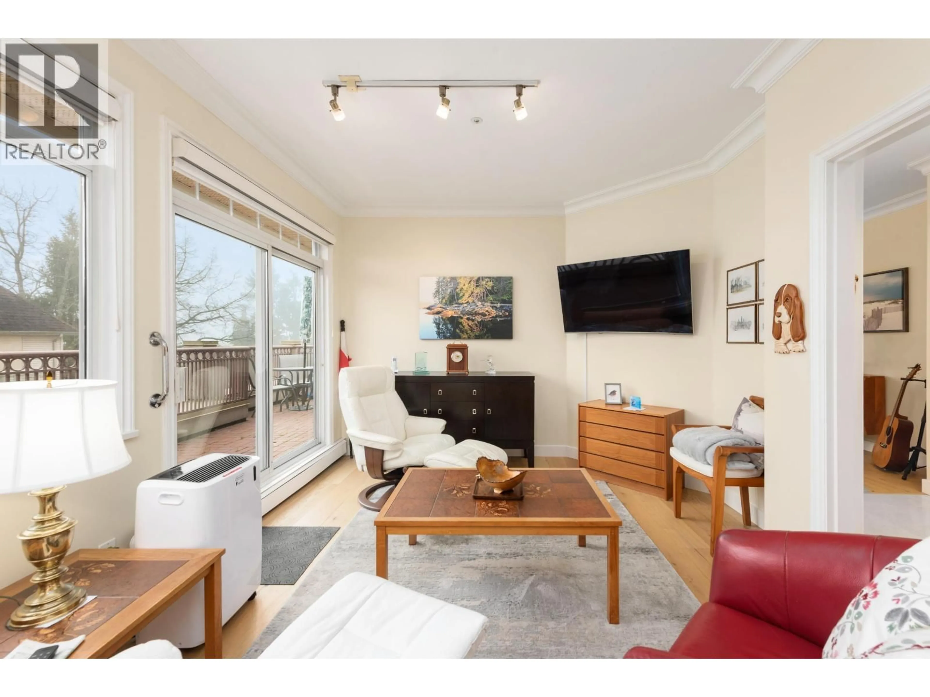 Living room with furniture, wood/laminate floor for 402 - 1300 HUNTER ROAD, Delta British Columbia V4L1Y8