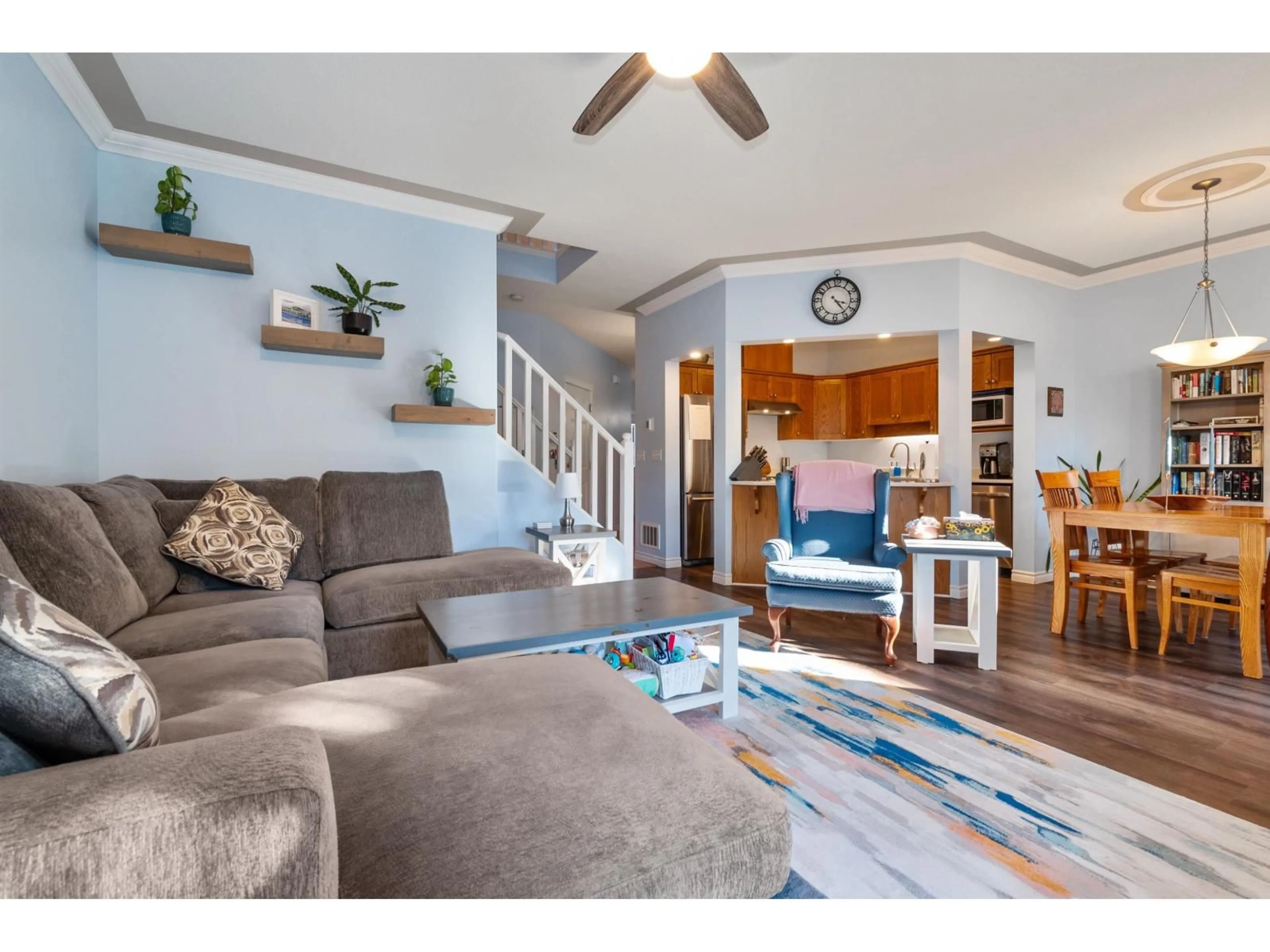 Living room with furniture, wood/laminate floor for 129 - 46360 VALLEYVIEW ROAD, Chilliwack British Columbia V2R5L7