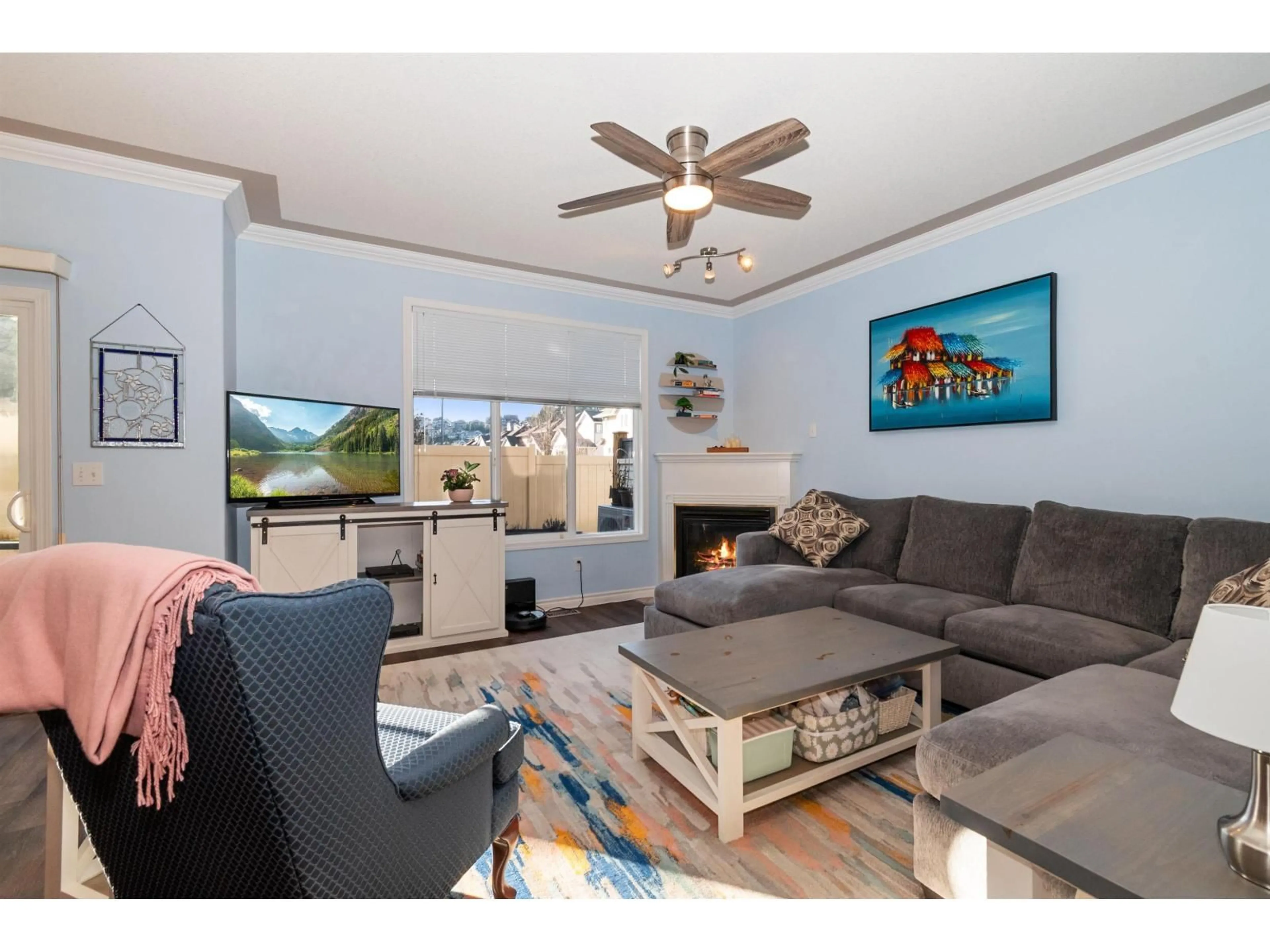 Living room with furniture, wood/laminate floor for 129 - 46360 VALLEYVIEW ROAD, Chilliwack British Columbia V2R5L7