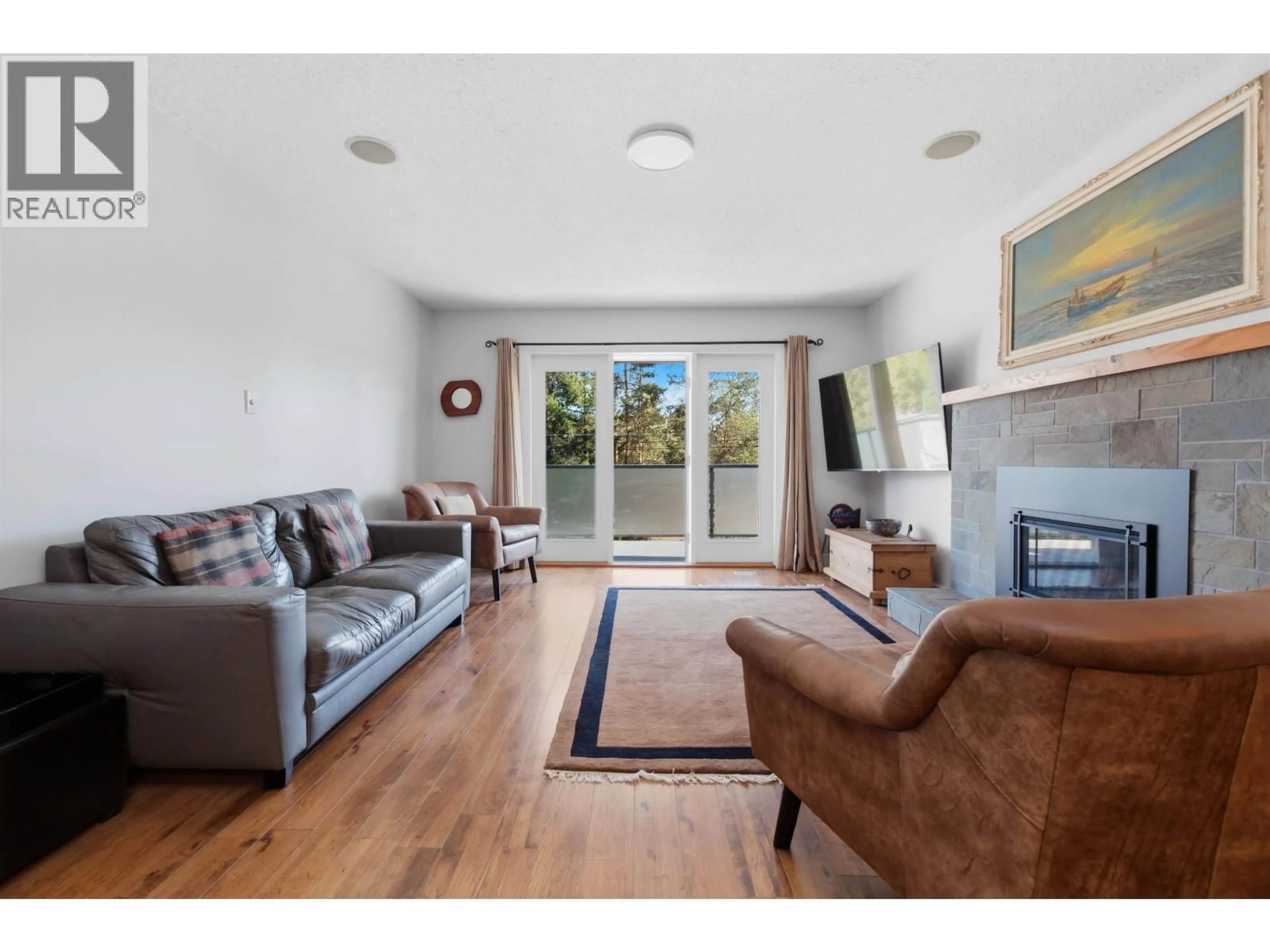 Living room with furniture, wood/laminate floor for 1911 DEEP COVE ROAD, North Vancouver British Columbia V7G1S7