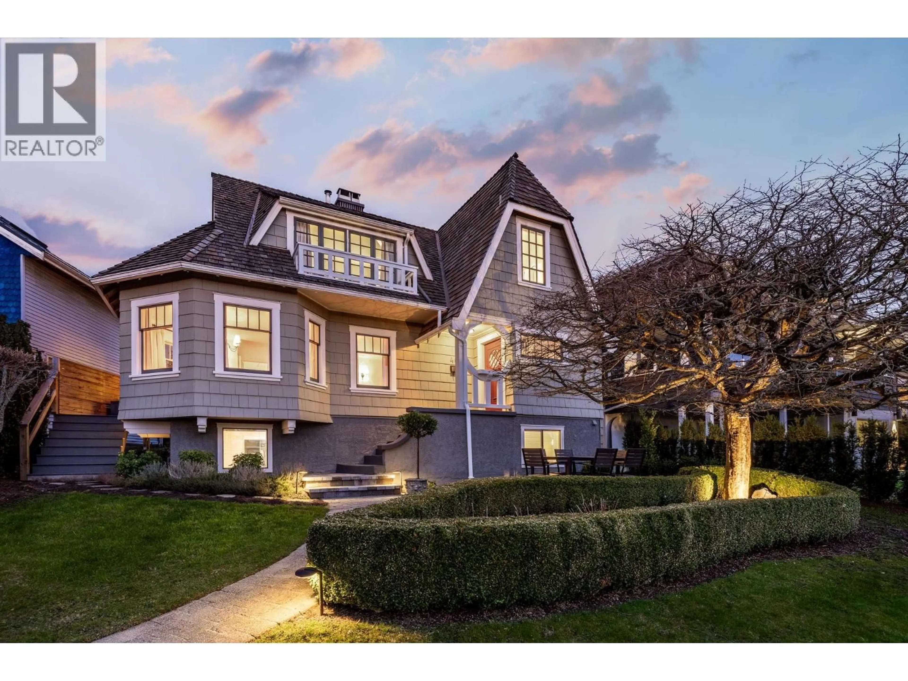 Home with vinyl exterior material, street for 402 BRAND STREET, North Vancouver British Columbia V7N1E9