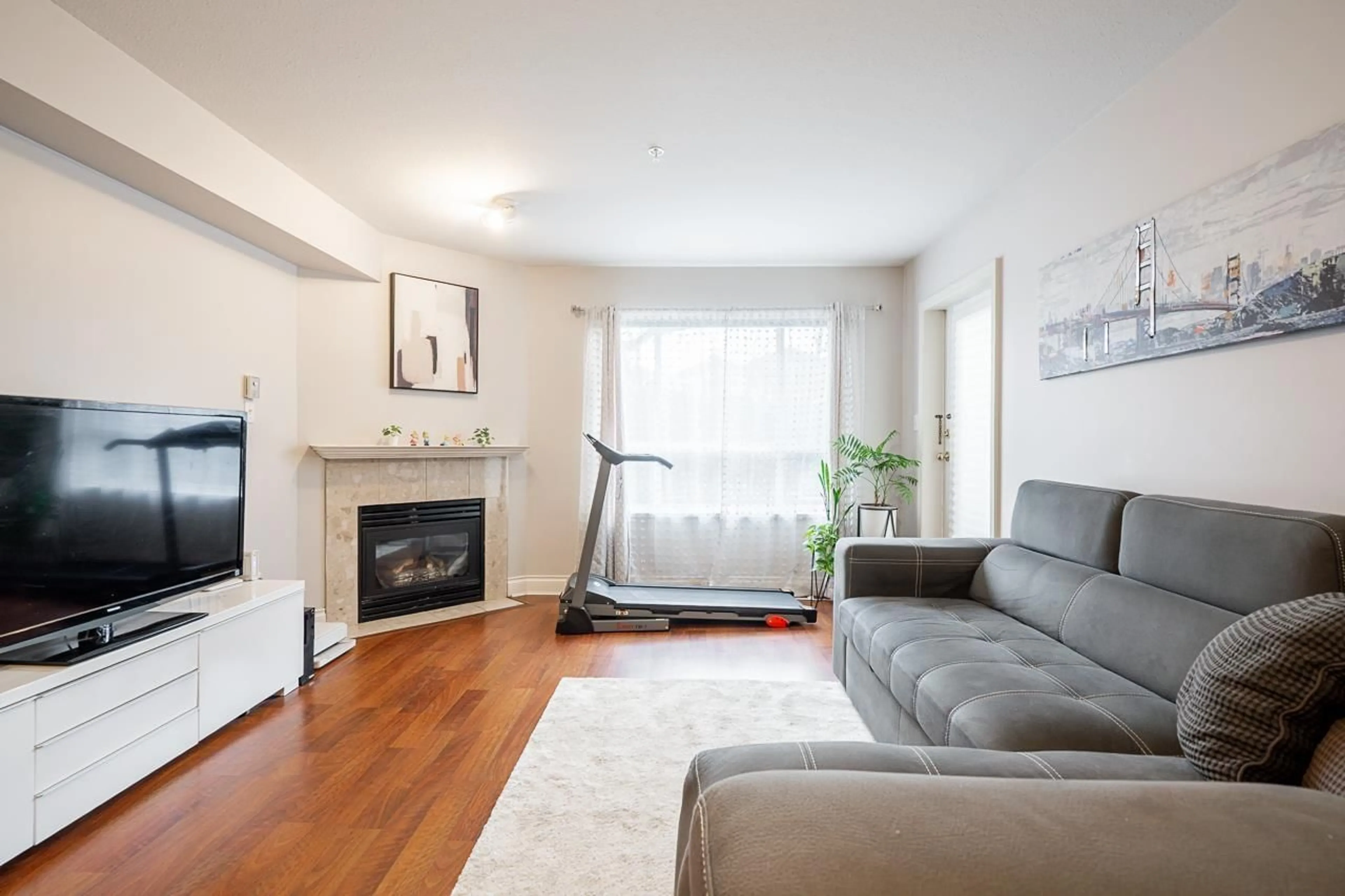 Living room with furniture, wood/laminate floor for 101 - 15885 84 AVENUE, Surrey British Columbia V4N0W7