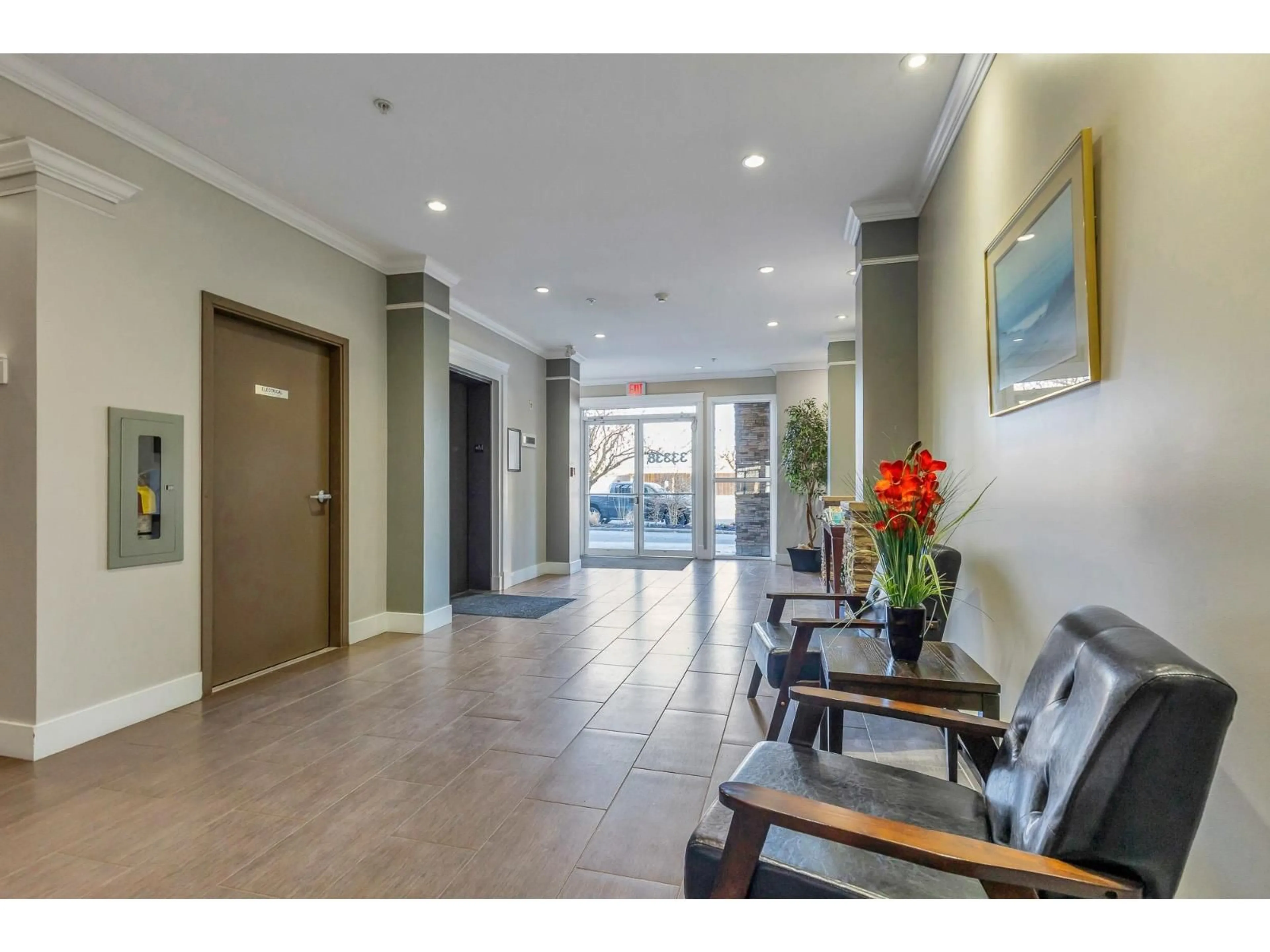 Indoor foyer for 105 - 33338 MAYFAIR AVENUE, Abbotsford British Columbia V2S0A4