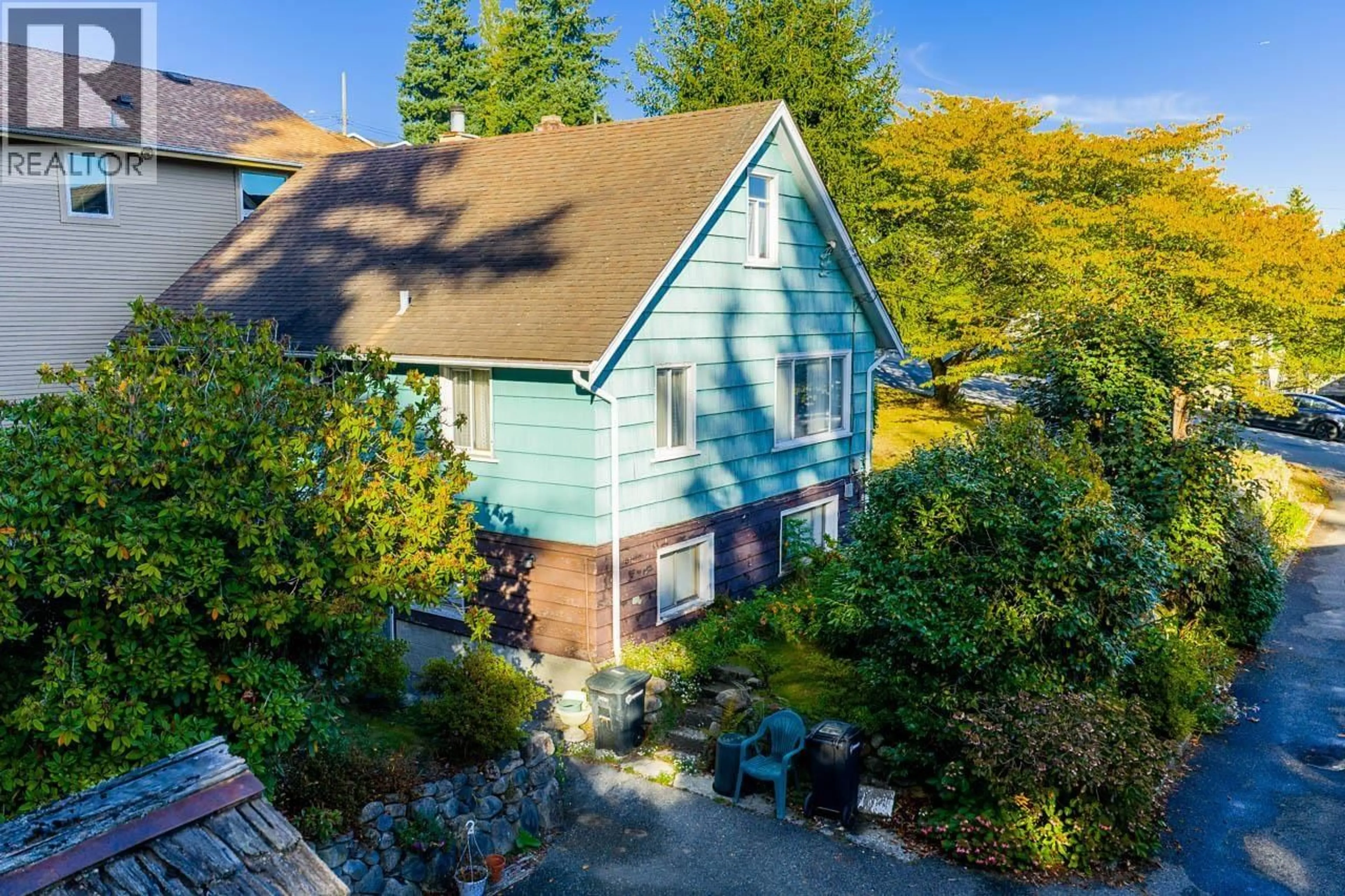 A pic from outside/outdoor area/front of a property/back of a property/a pic from drone, street for 8061 MCGREGOR AVENUE, Burnaby British Columbia V5J4H7