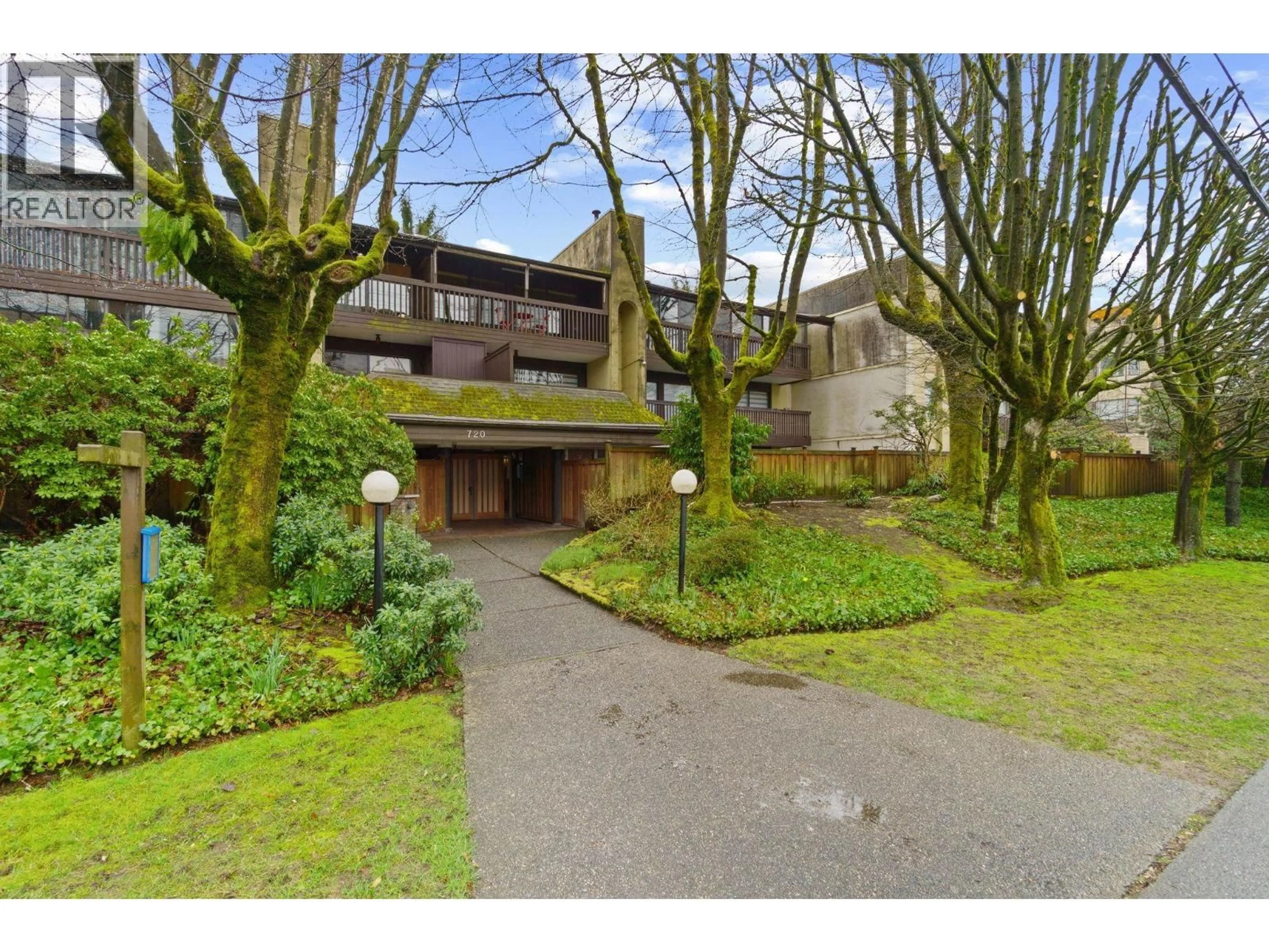 A pic from outside/outdoor area/front of a property/back of a property/a pic from drone, street for 304 - 720 EIGHTH AVENUE, New Westminster British Columbia V3M2R3