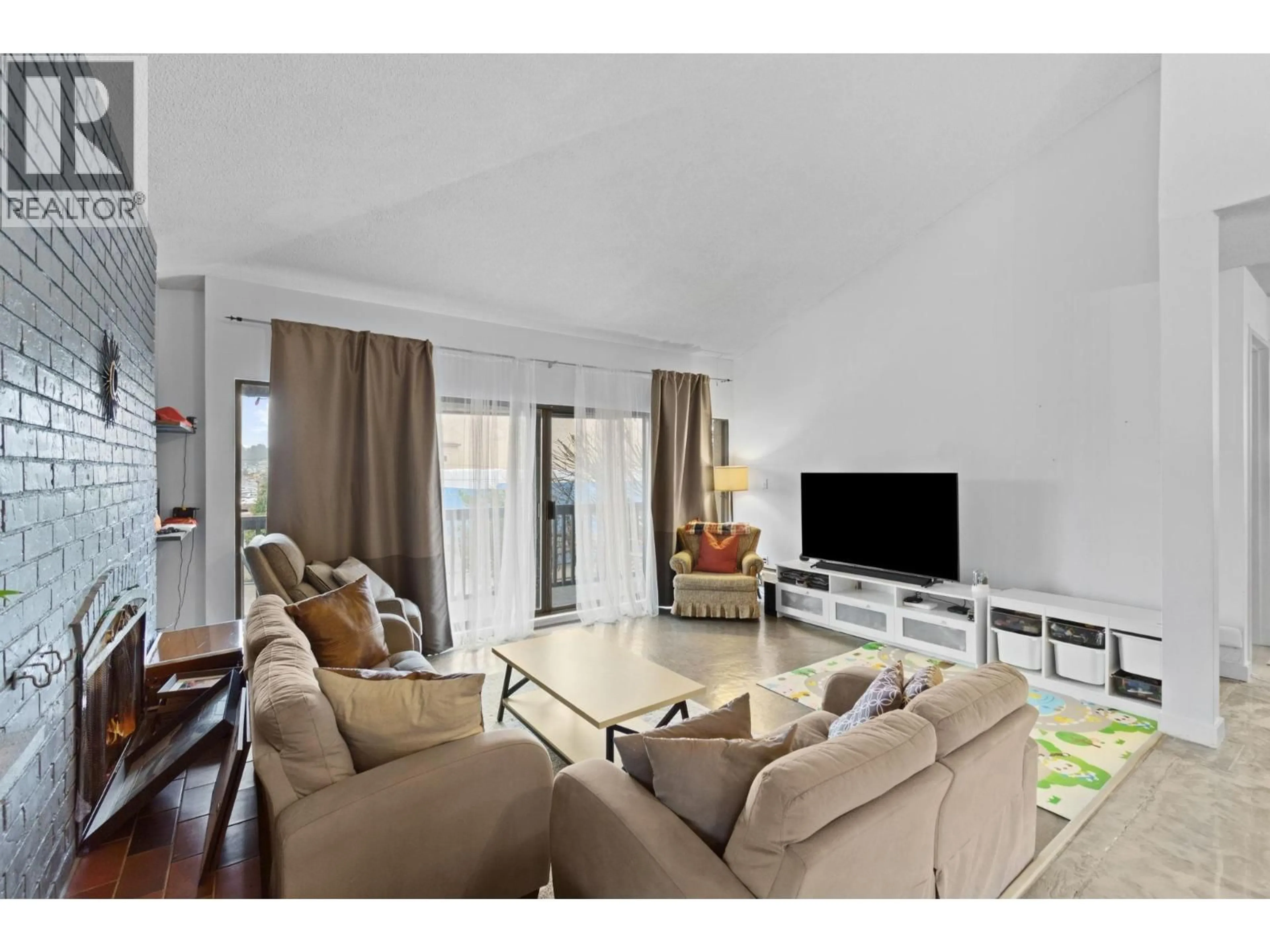 Living room with furniture, unknown for 304 - 720 EIGHTH AVENUE, New Westminster British Columbia V3M2R3