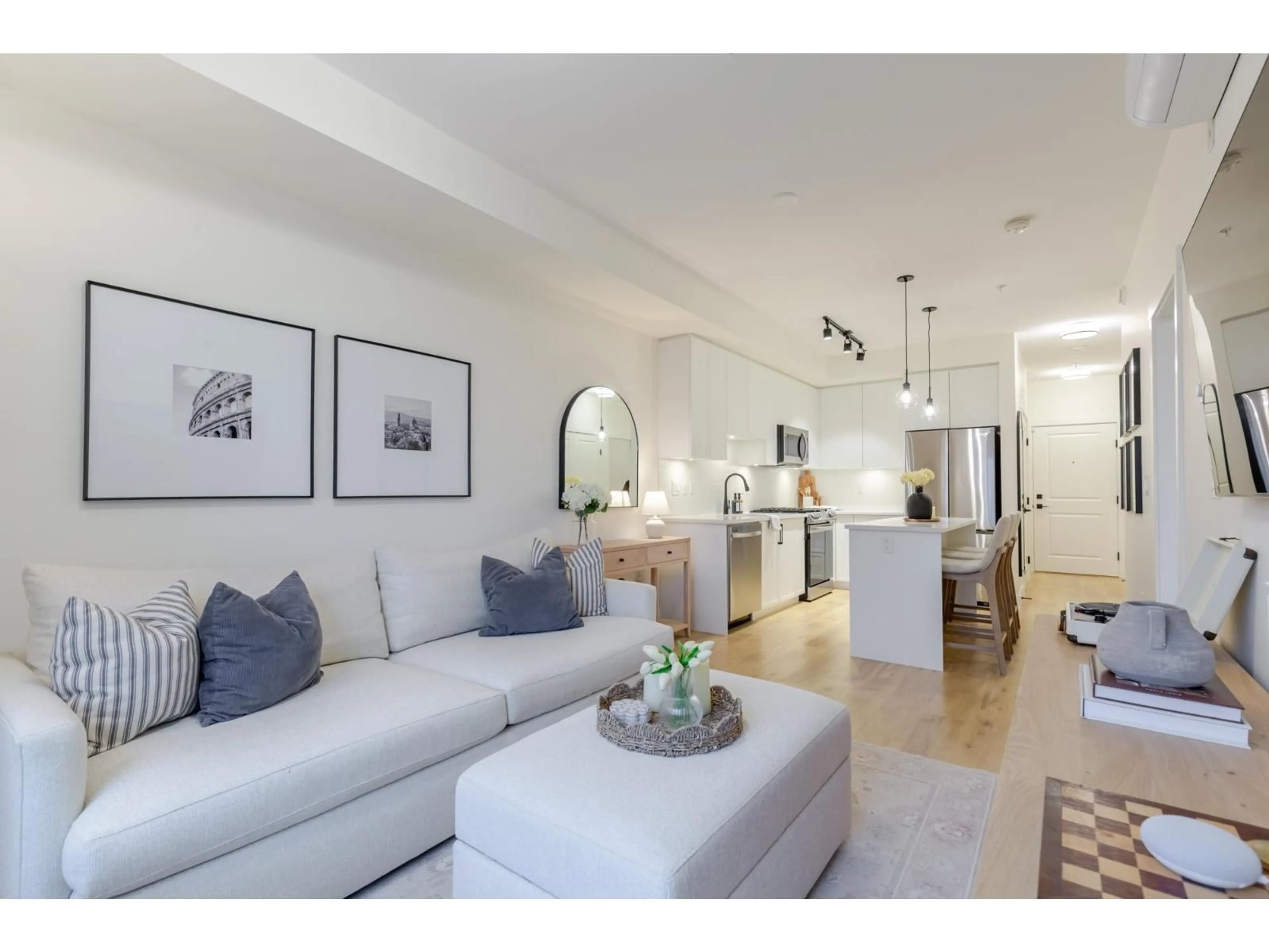 Living room with furniture, unknown for 214 - 19935 75A AVENUE, Langley British Columbia V2Y4L6