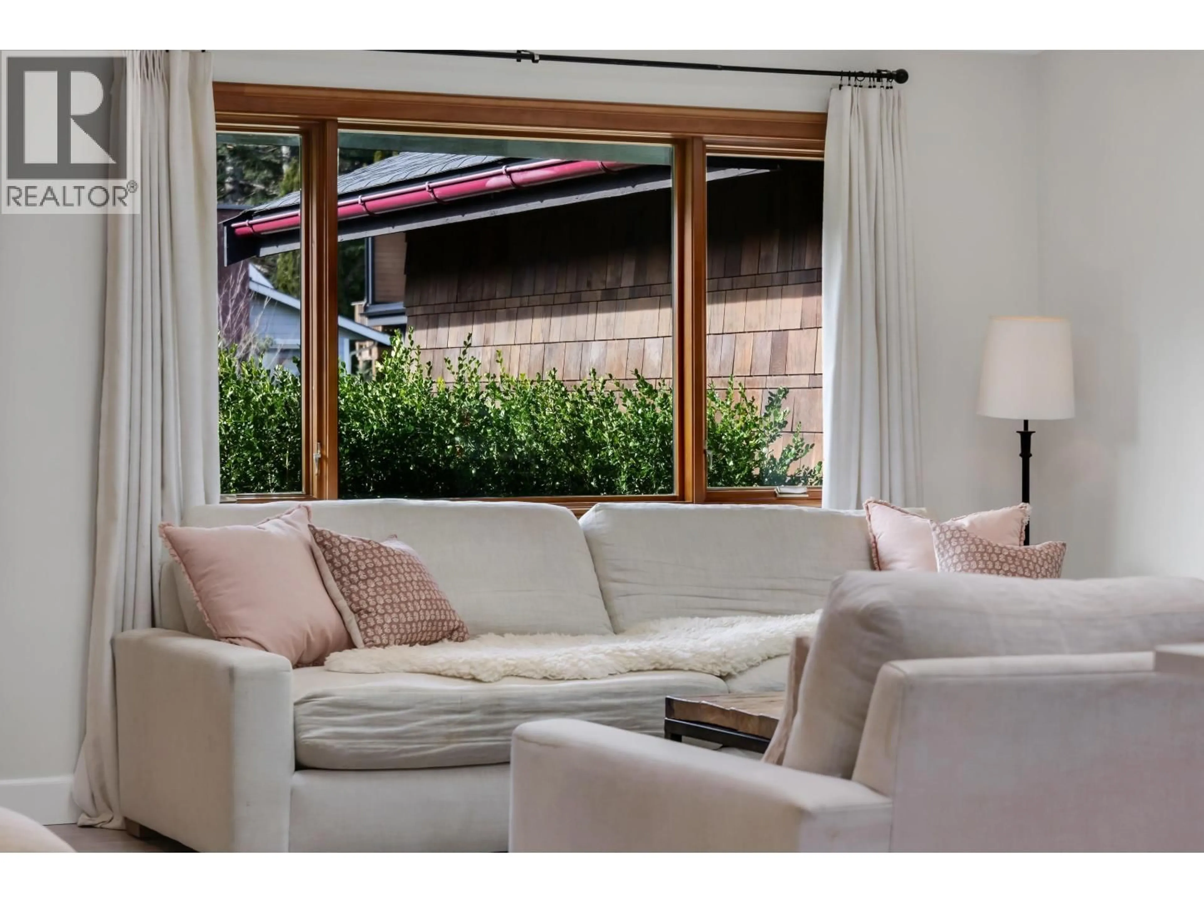 Living room with furniture, unknown for 1518 EAGLE RUN DRIVE, Squamish British Columbia V0N1H0