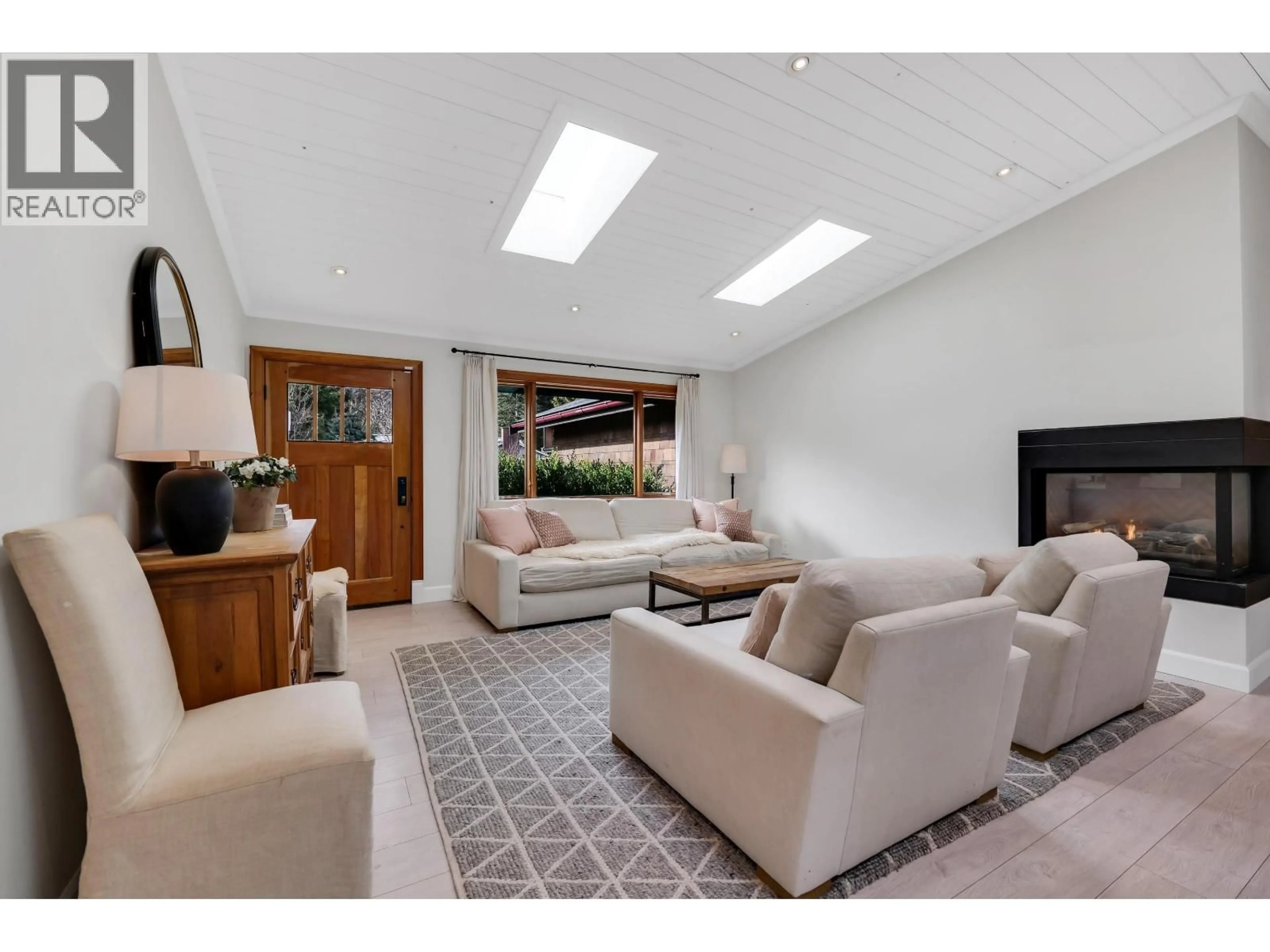 Living room with furniture, unknown for 1518 EAGLE RUN DRIVE, Squamish British Columbia V0N1H0