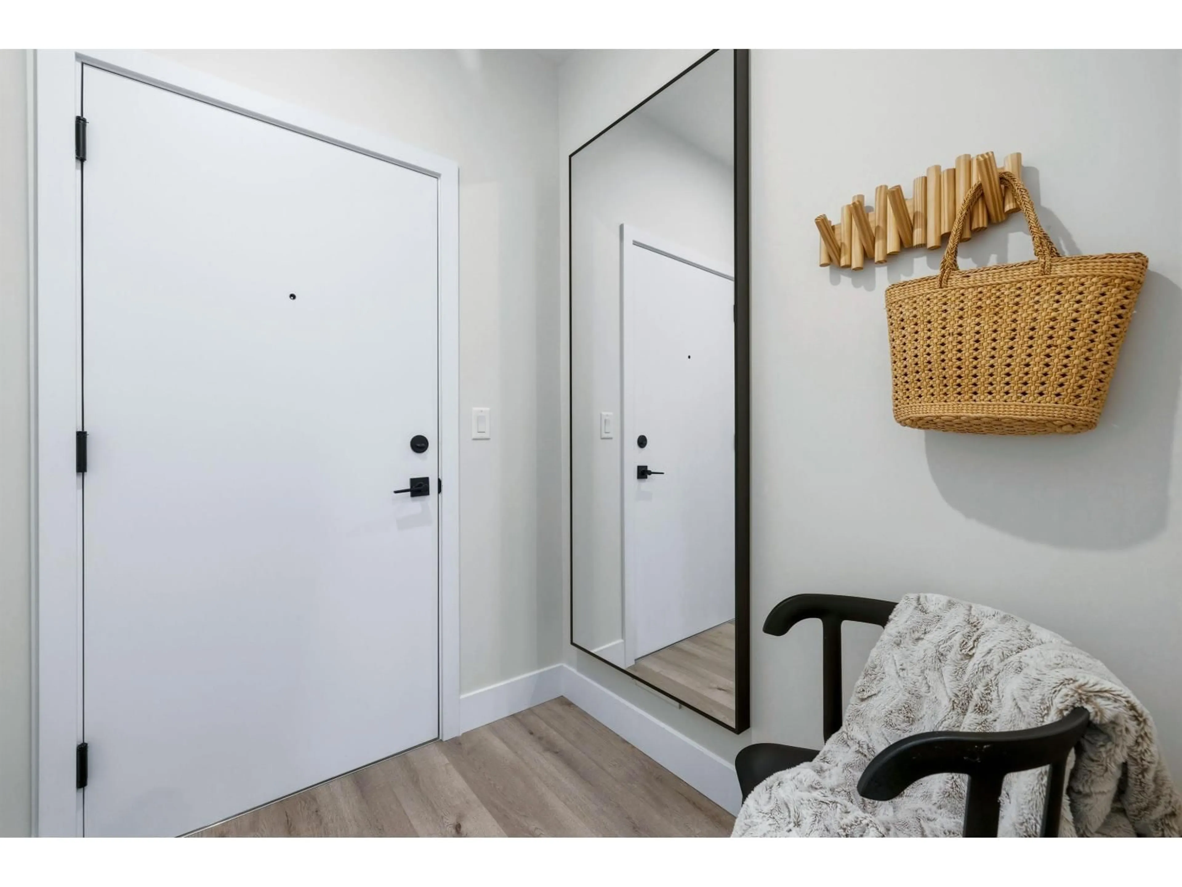 Indoor entryway for 112 - 45505 CAMPUS DRIVE, Chilliwack British Columbia V2R6L2