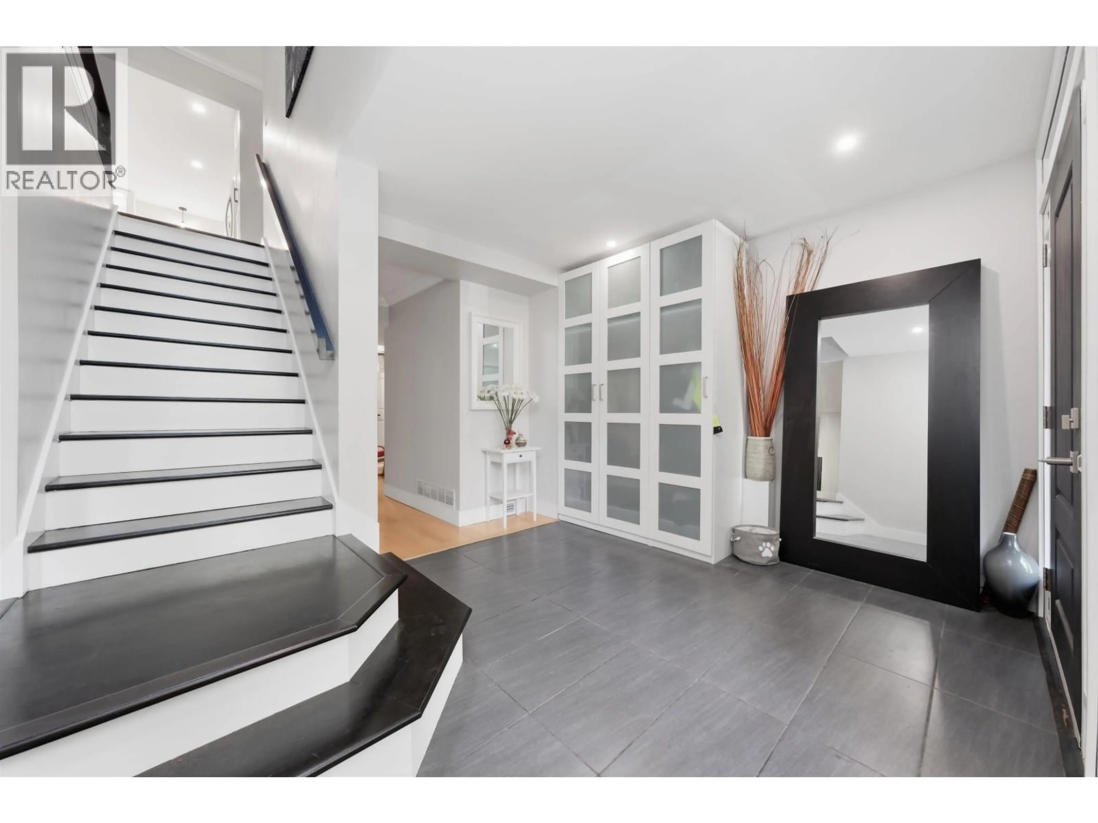 Indoor entryway for 4535 RAEBURN STREET, North Vancouver British Columbia V7G1R5