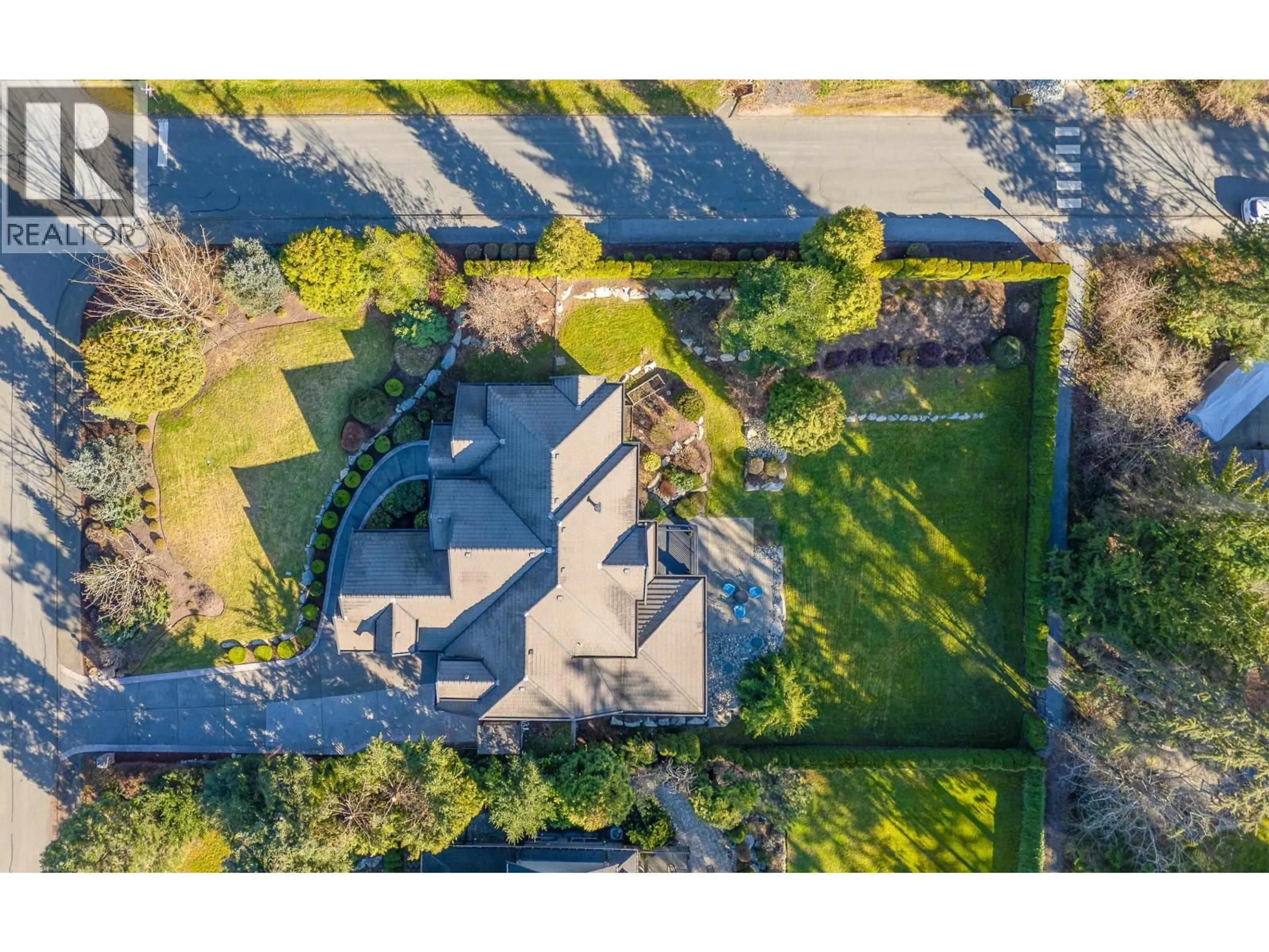 A pic from outside/outdoor area/front of a property/back of a property/a pic from drone, street for 1062 MAGNOLIA WAY, Anmore British Columbia V3H5M6