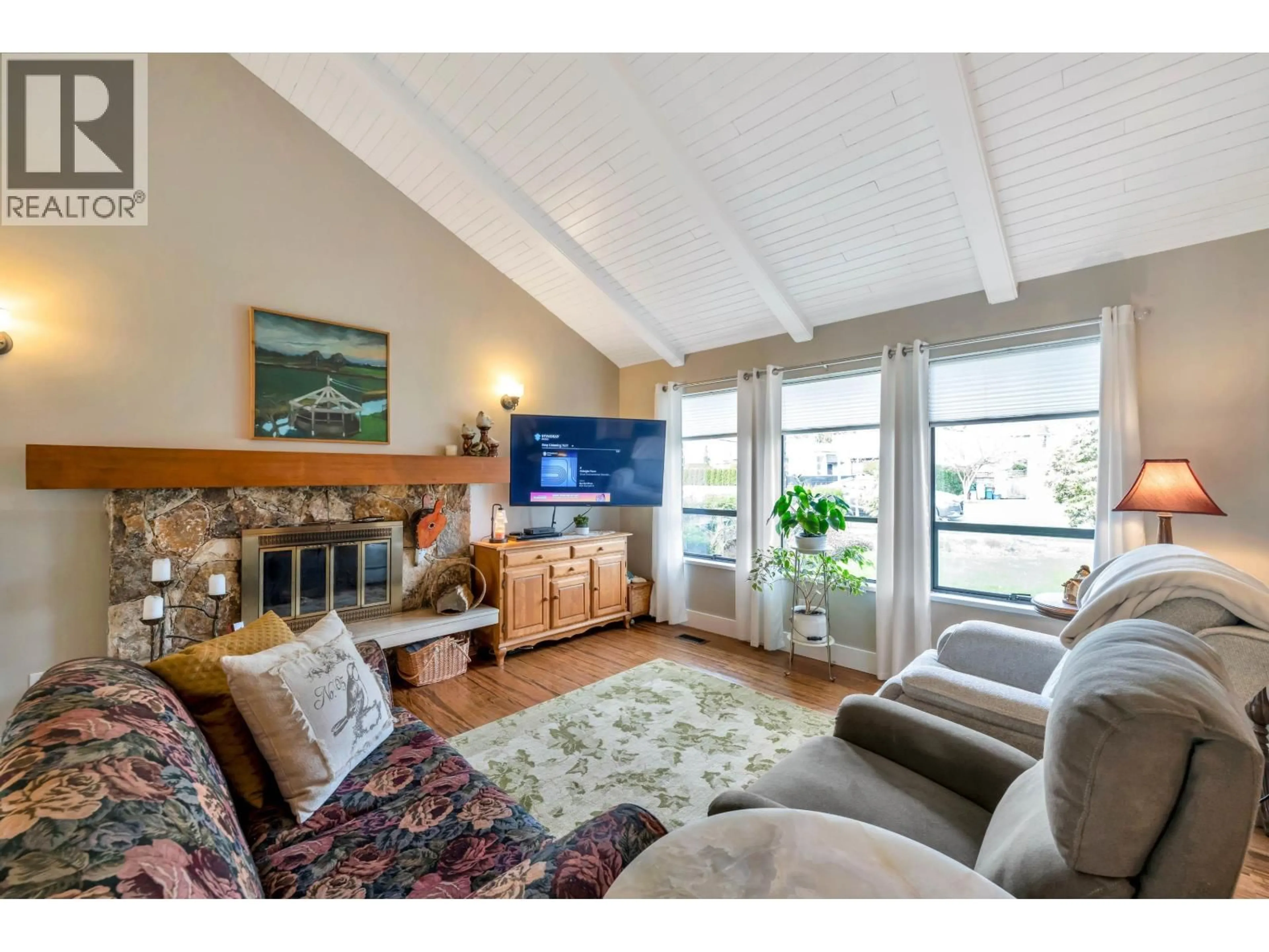 Living room with furniture, wood/laminate floor for 5190 WESTMINSTER AVENUE, Delta British Columbia V4K2J2