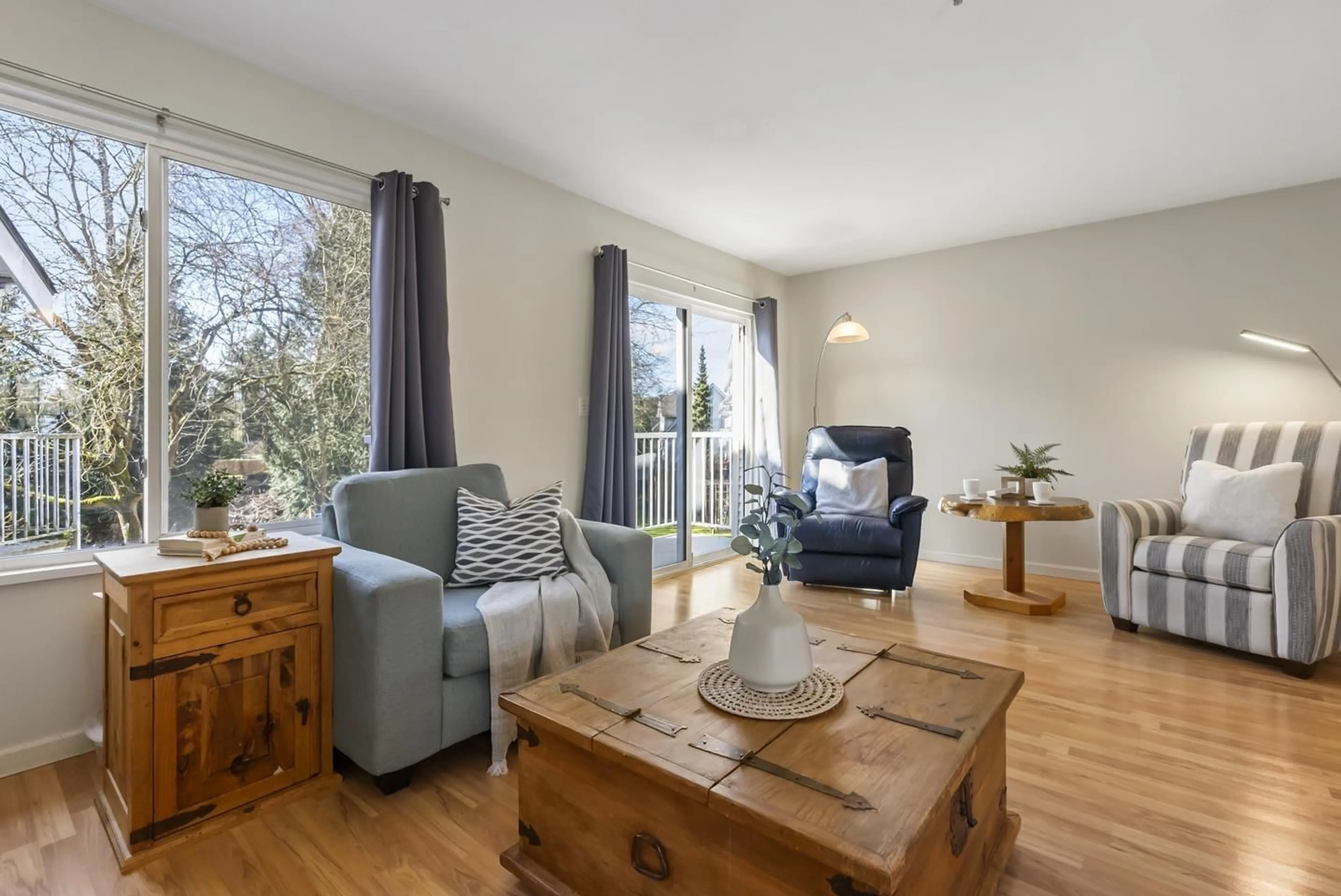 Living room with furniture, wood/laminate floor for 13 - 19948 WILLOUGHBY WAY, Langley British Columbia V2Y1M6