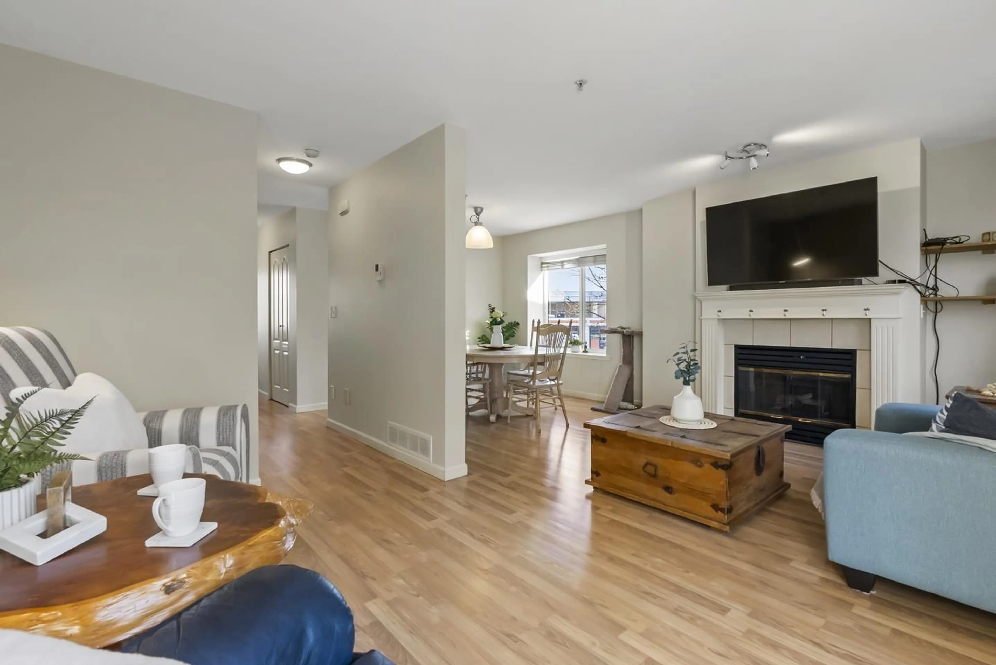 Living room with furniture, wood/laminate floor for 13 - 19948 WILLOUGHBY WAY, Langley British Columbia V2Y1M6