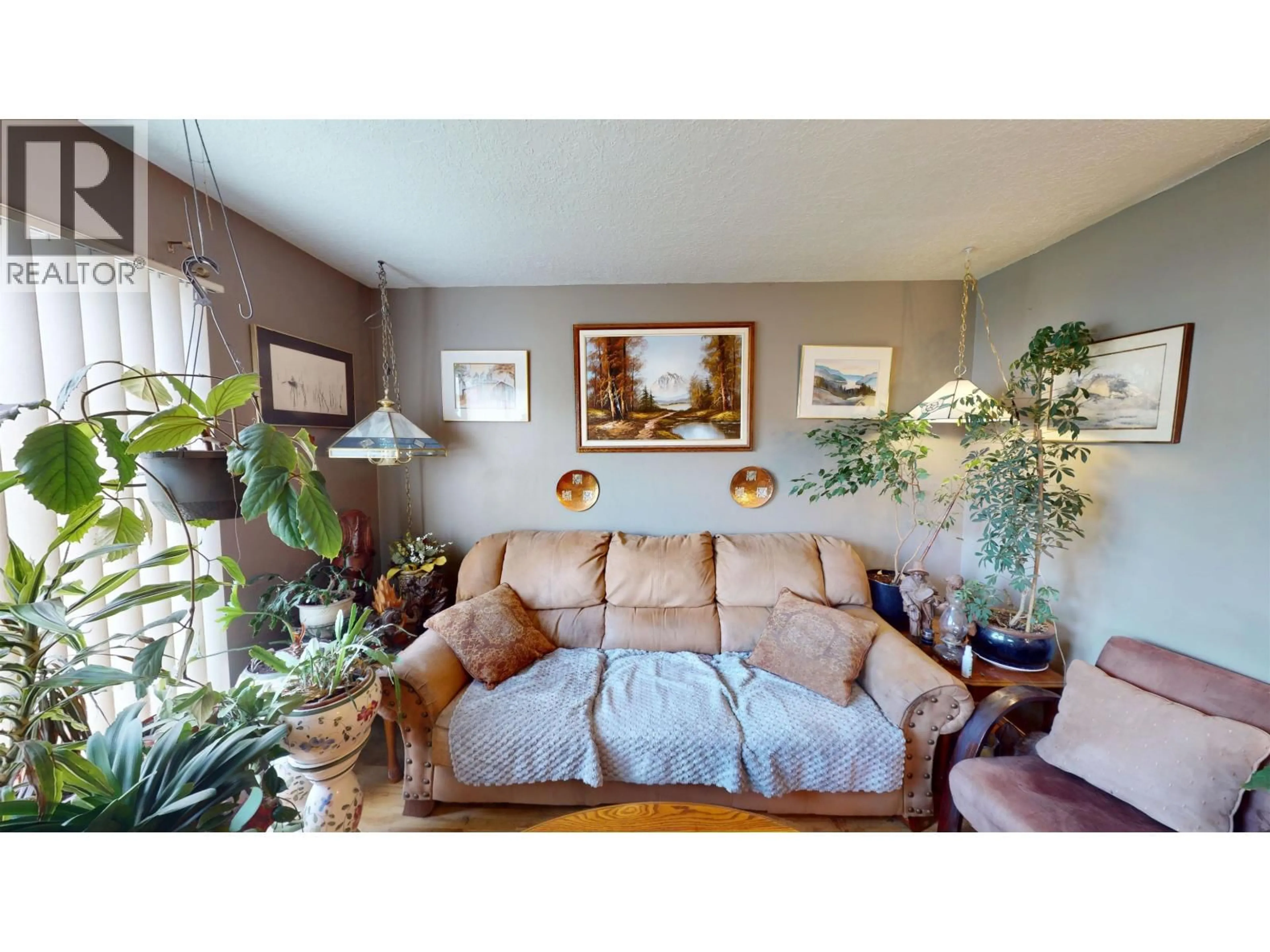 Living room with furniture, wood/laminate floor for 258 BOYD STREET, Quesnel British Columbia V2J1L7