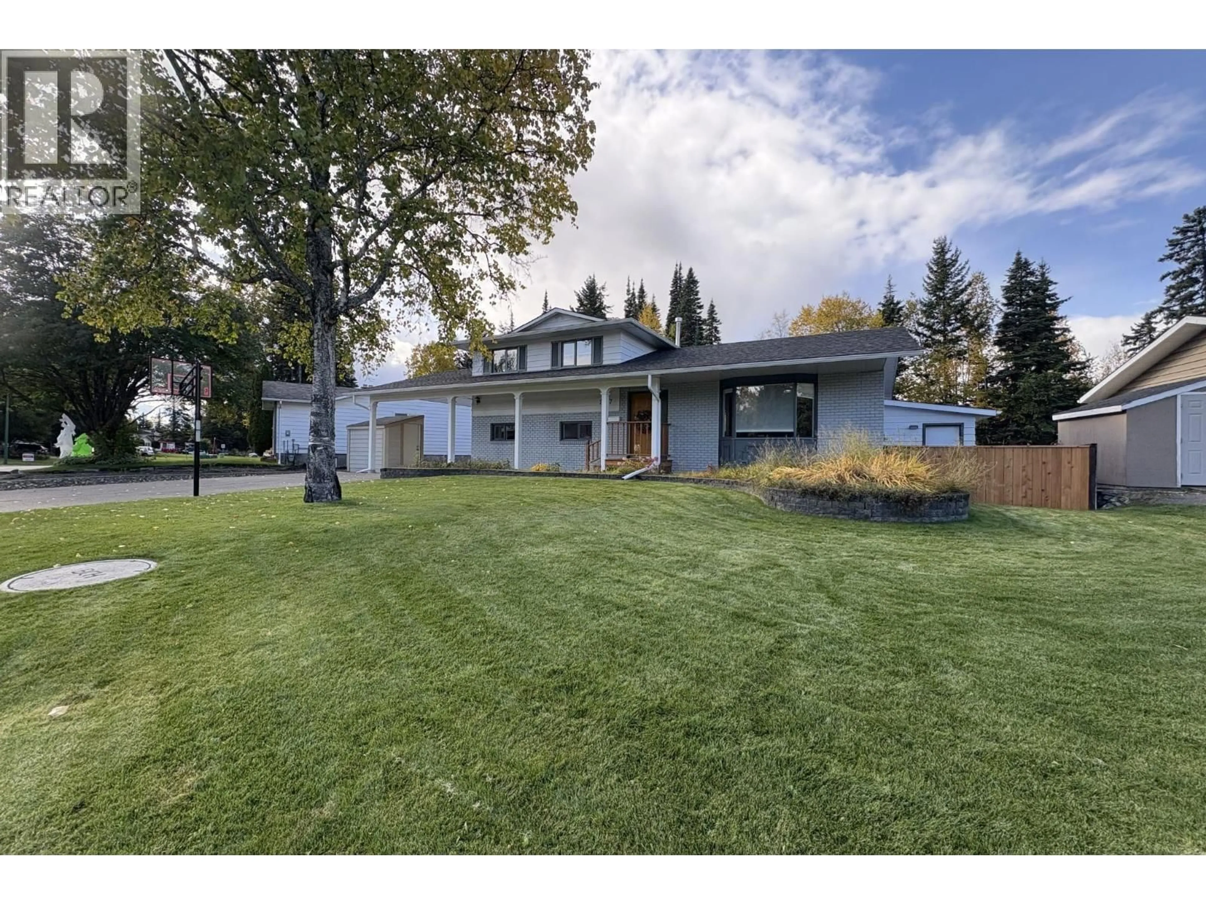 A pic from outside/outdoor area/front of a property/back of a property/a pic from drone, street for 2787 WILDWOOD CRESCENT, Prince George British Columbia V2K3Y4