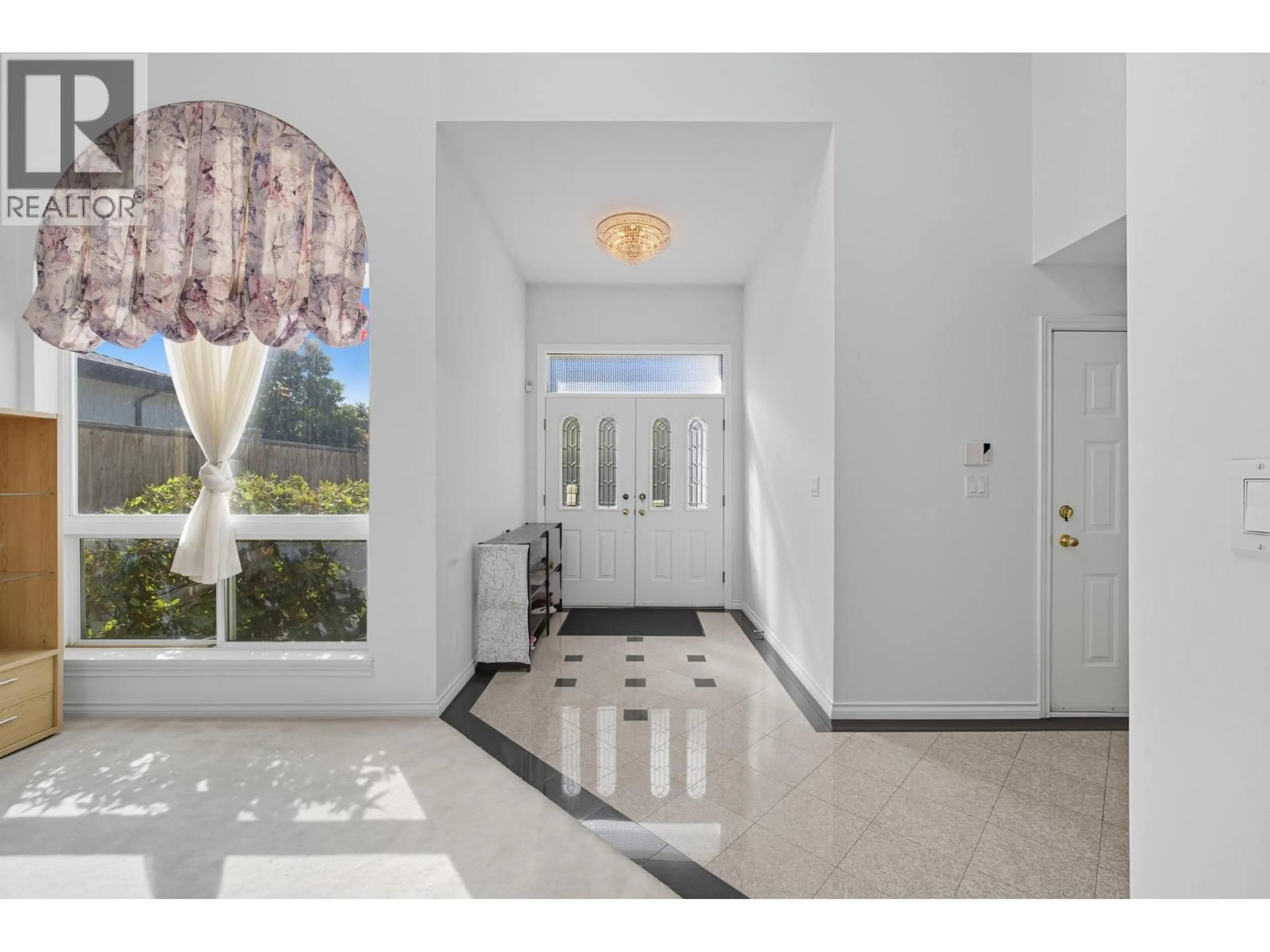 Indoor foyer for 12631 CAMERON DRIVE, Richmond British Columbia V6V2T6