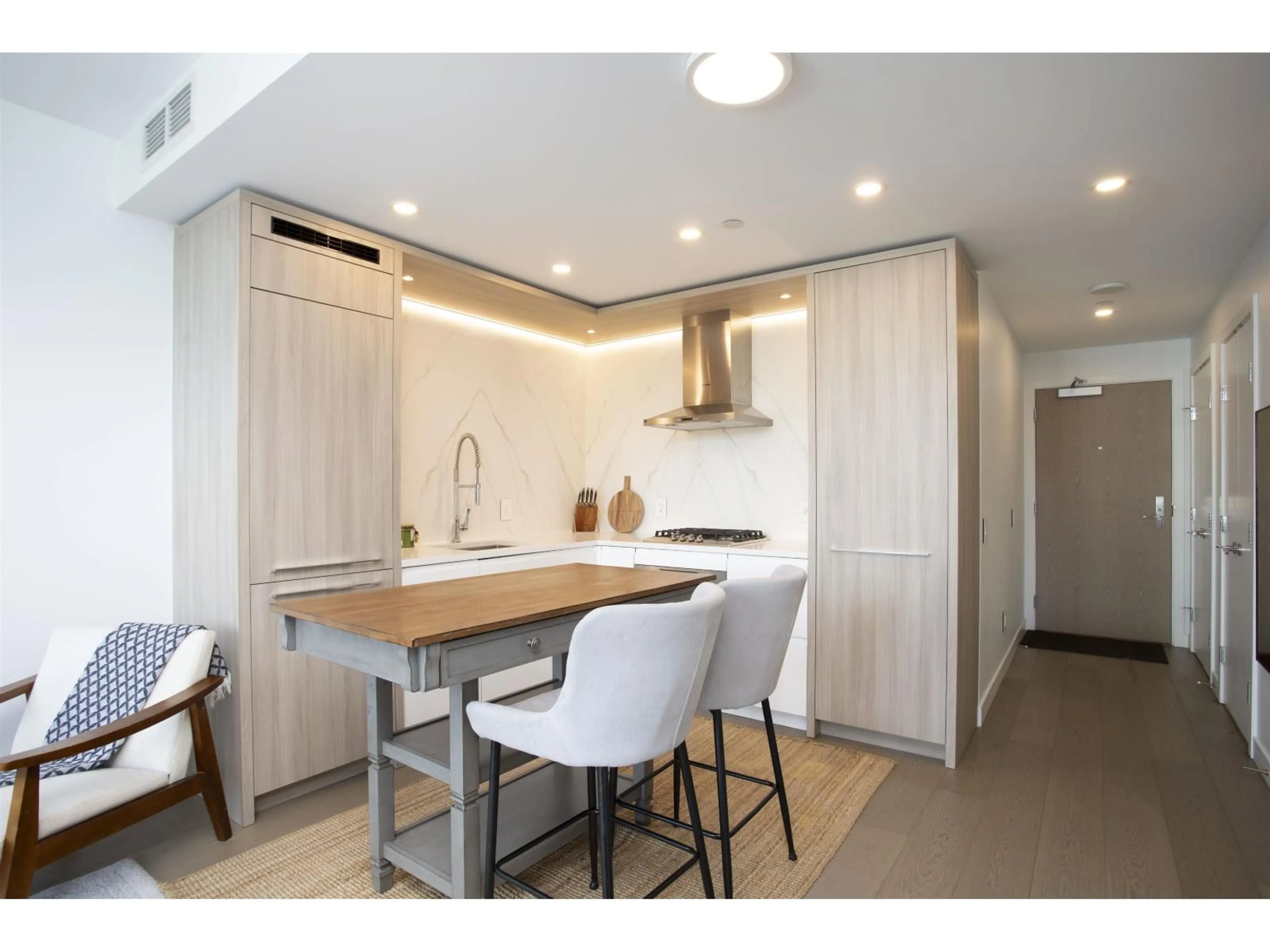 Open concept kitchen, wood/laminate floor for 1103 - 15165 THRIFT AVENUE, White Rock British Columbia V4B3Z4