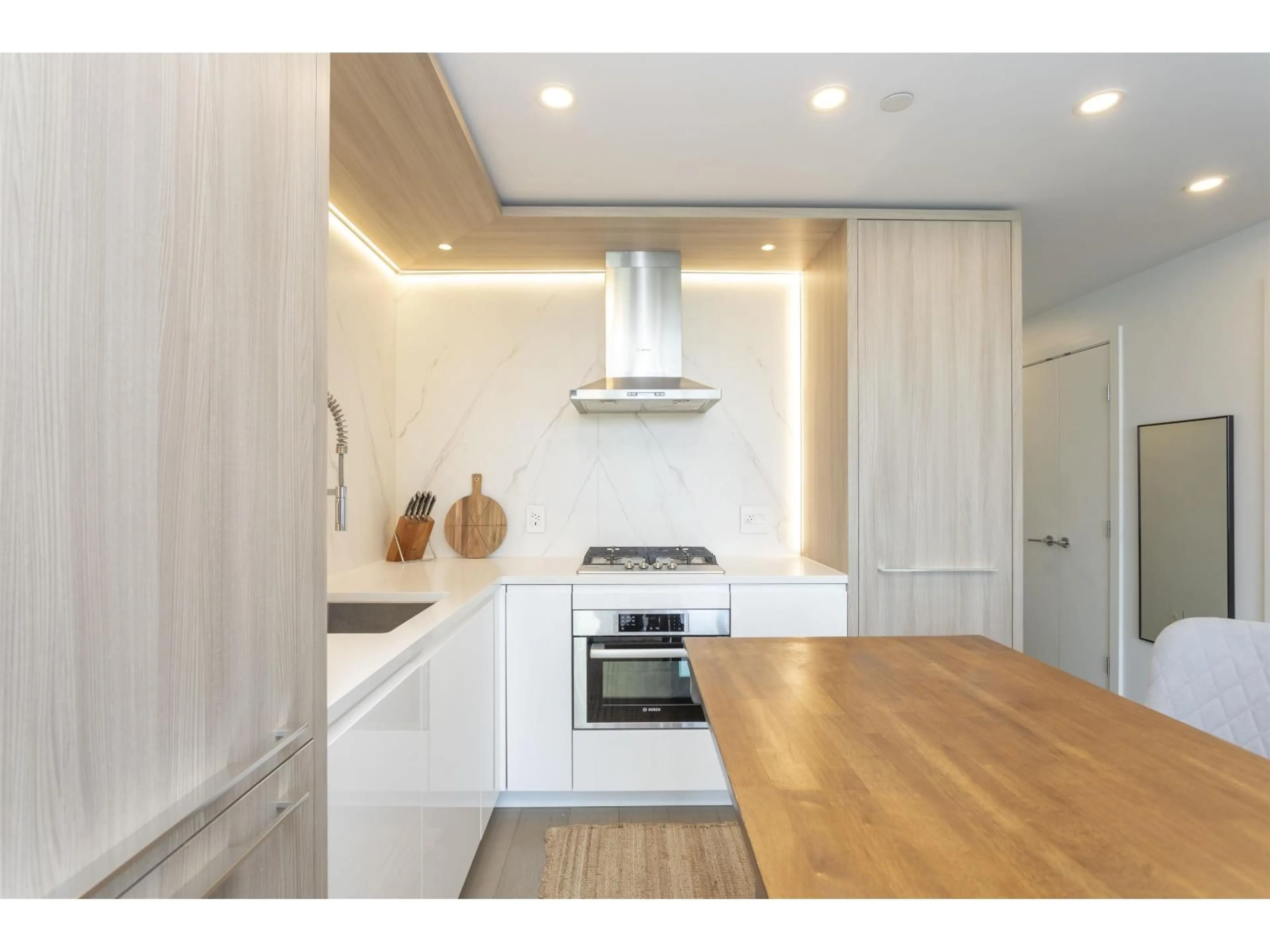 Open concept kitchen, wood/laminate floor for 1103 - 15165 THRIFT AVENUE, White Rock British Columbia V4B3Z4