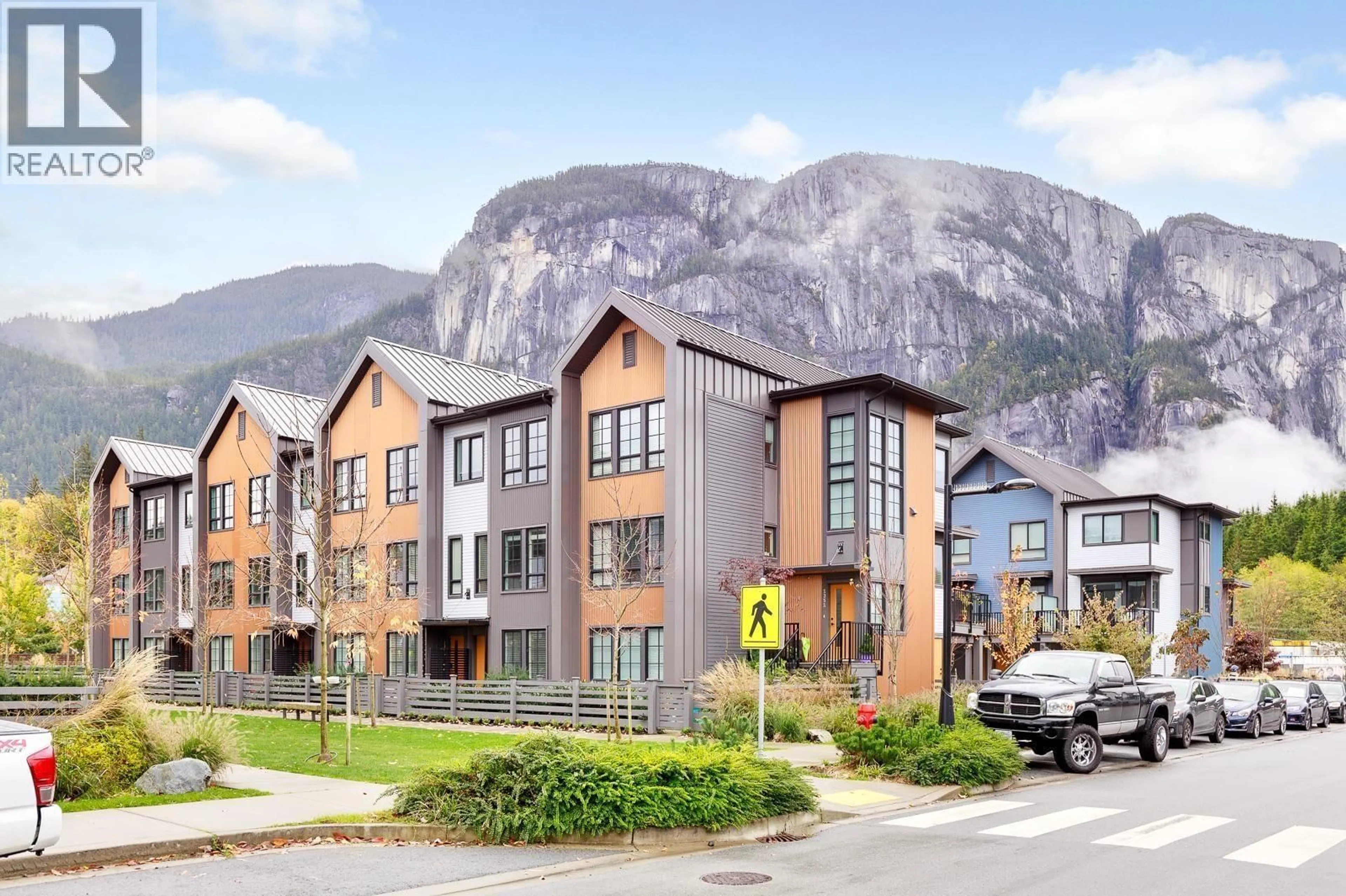 A pic from outside/outdoor area/front of a property/back of a property/a pic from drone, mountain view for 1357 PEAKSIDE PLACE, Squamish British Columbia V8B1A8